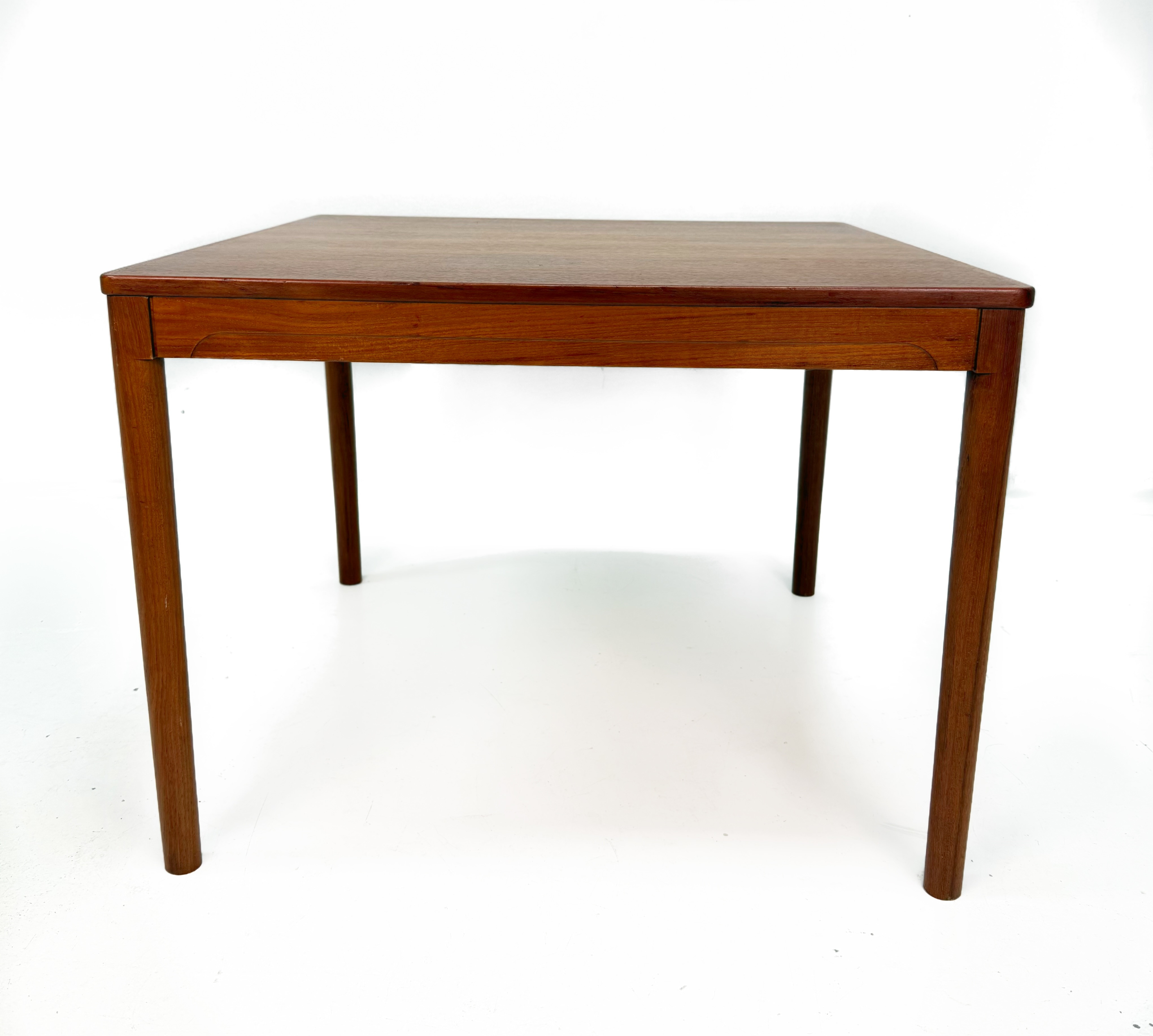 SOFFBORD /SIDOBORD, teak 1900 talets mitt.