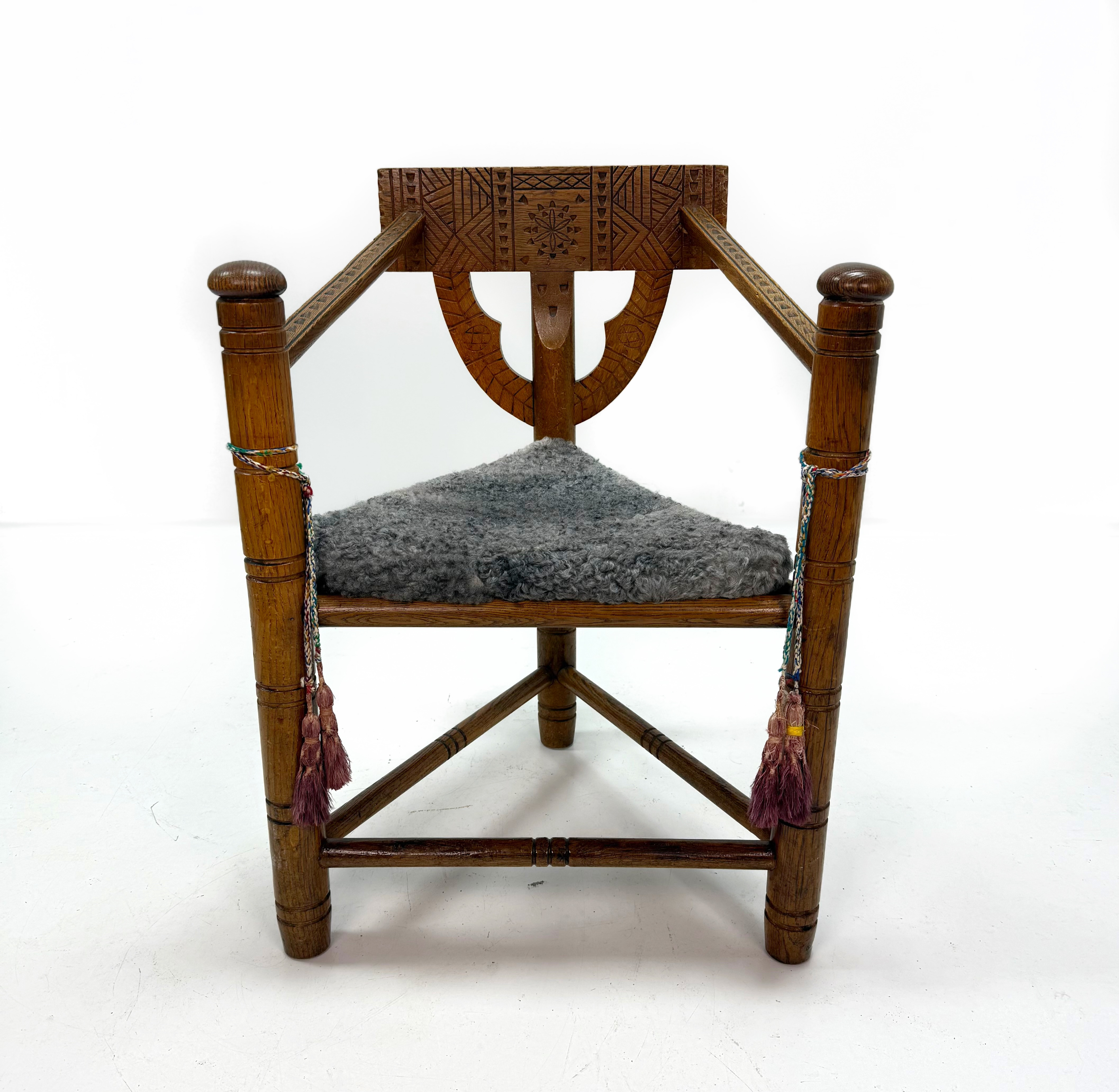 MUNKSTOL, ek, fårskinnsdyna och tofsar 1900-tal.