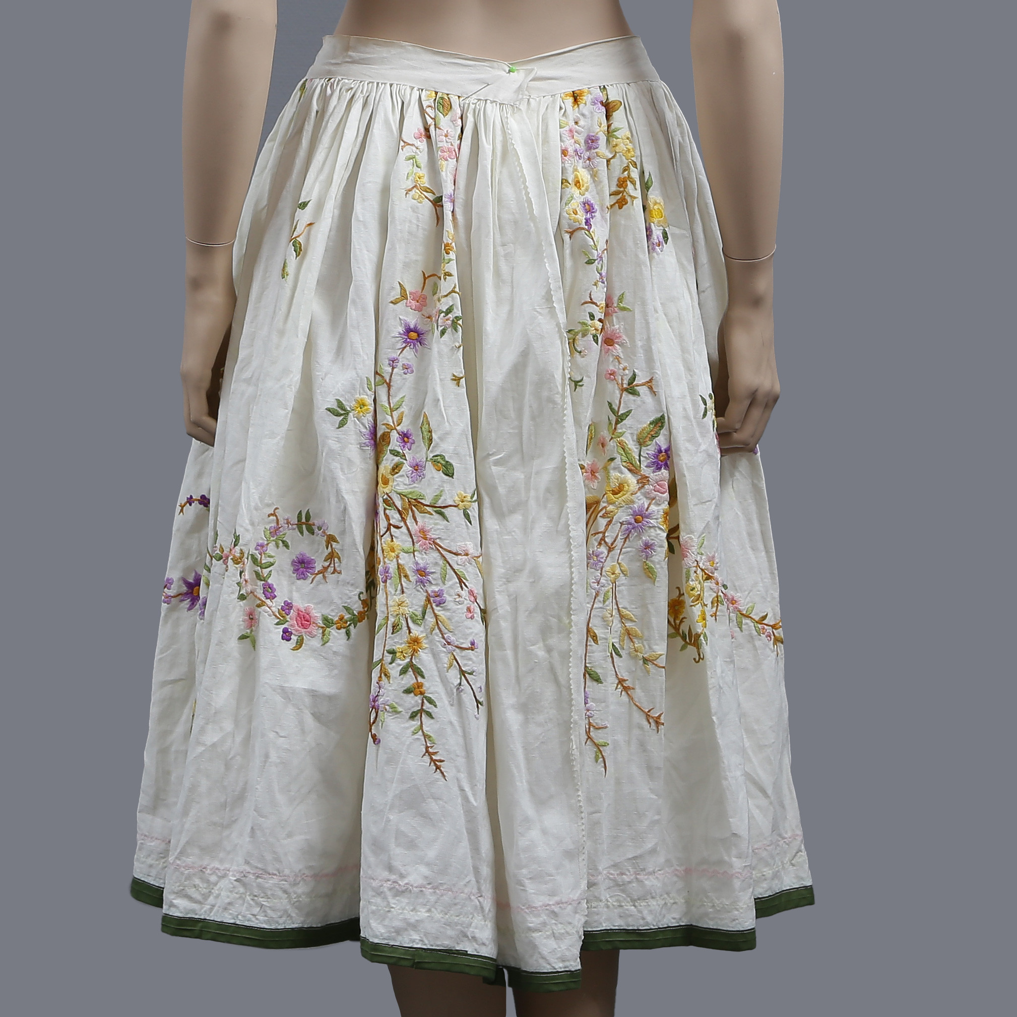 BRODERAD KJOL TILL TRADITIONELL FOLKDRÄKT, BLOMSTER MOTIV, POLEN, 1900-TAL.