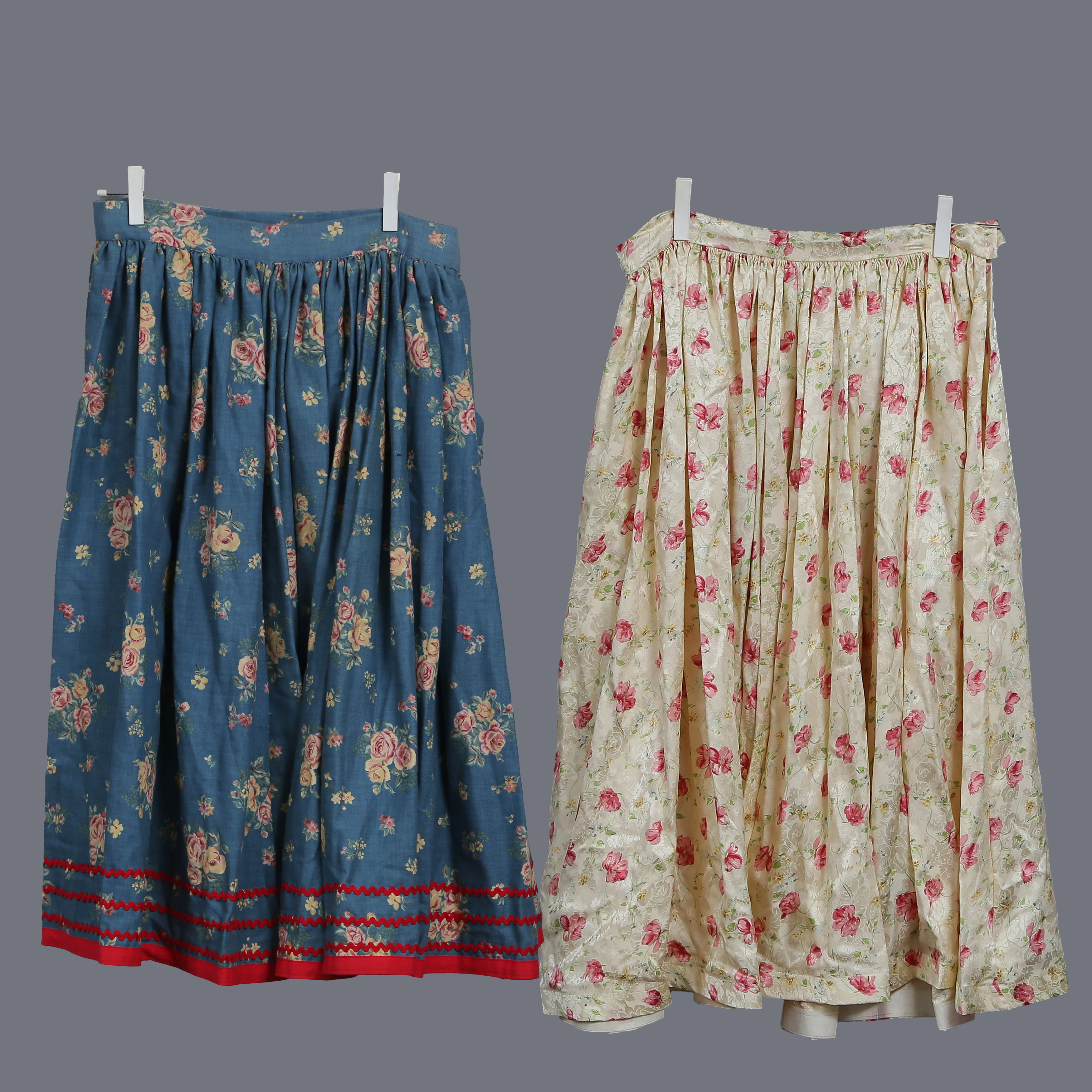 PARET KJOLAR, RIKLIGT BLOMSTERMOTIV, POLEN, 1900-TAL.