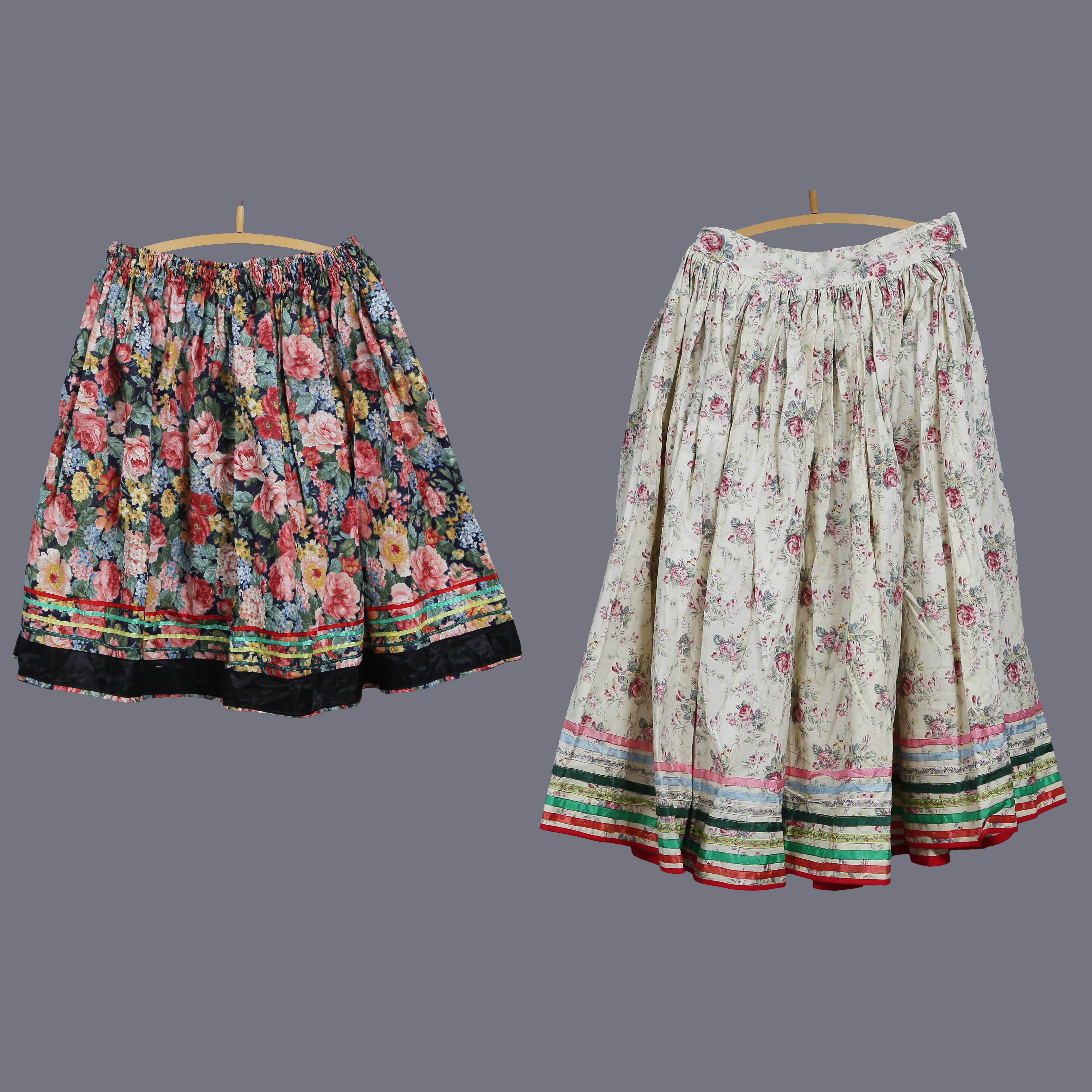 PARET KJOLAR, RIKLIGT BLOMSTERMOTIV, POLEN, 1900-TAL.