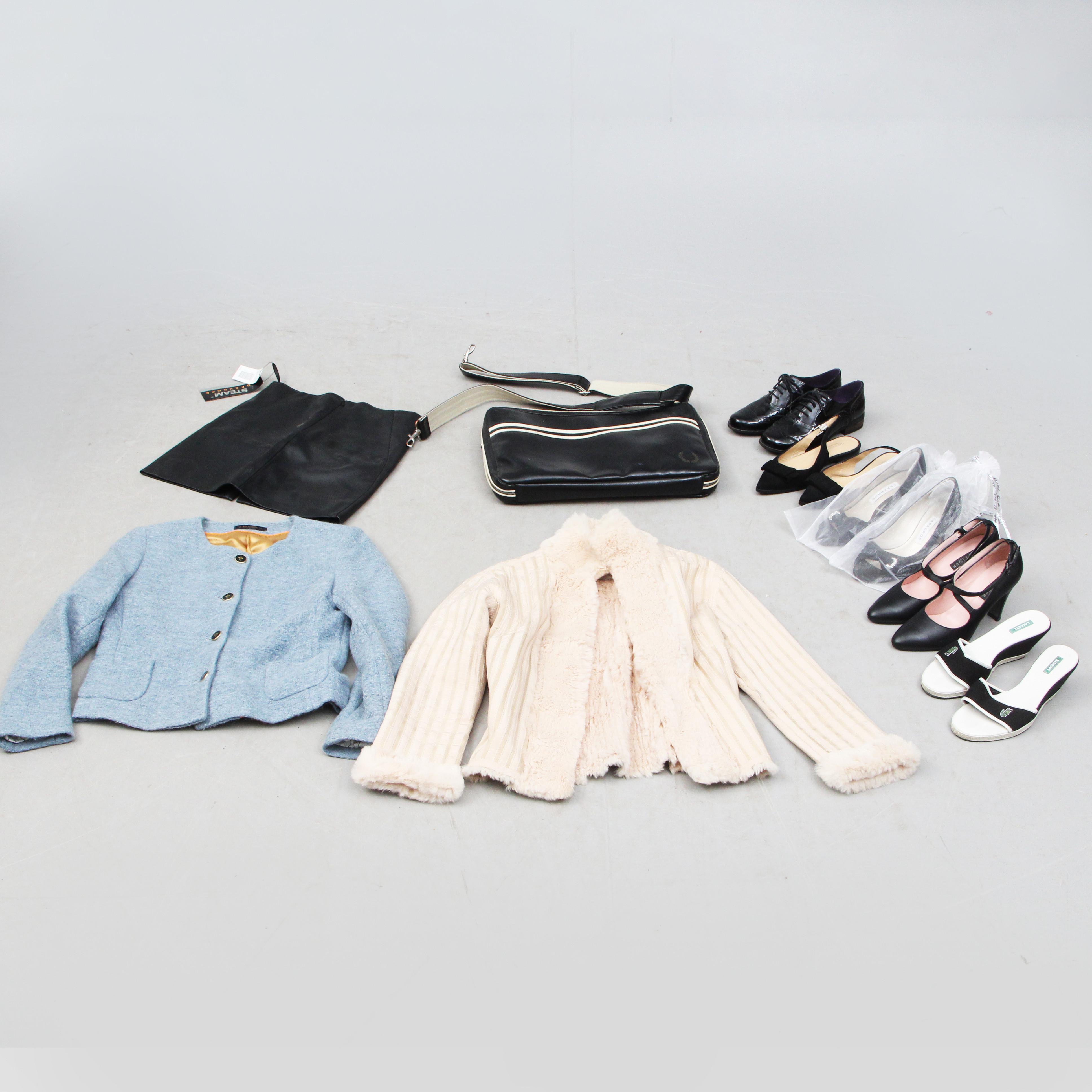 DAMSKOR, VÄSKOR och KLÄDER. Kavajjacka, Morris, Jacka, vitt skinn, med pälsfoder, ca storlek 36, Skinnkjol, storlek 34/36, Väska Fred Parri, skor, rosa Tiger, Lacoste, med mera.