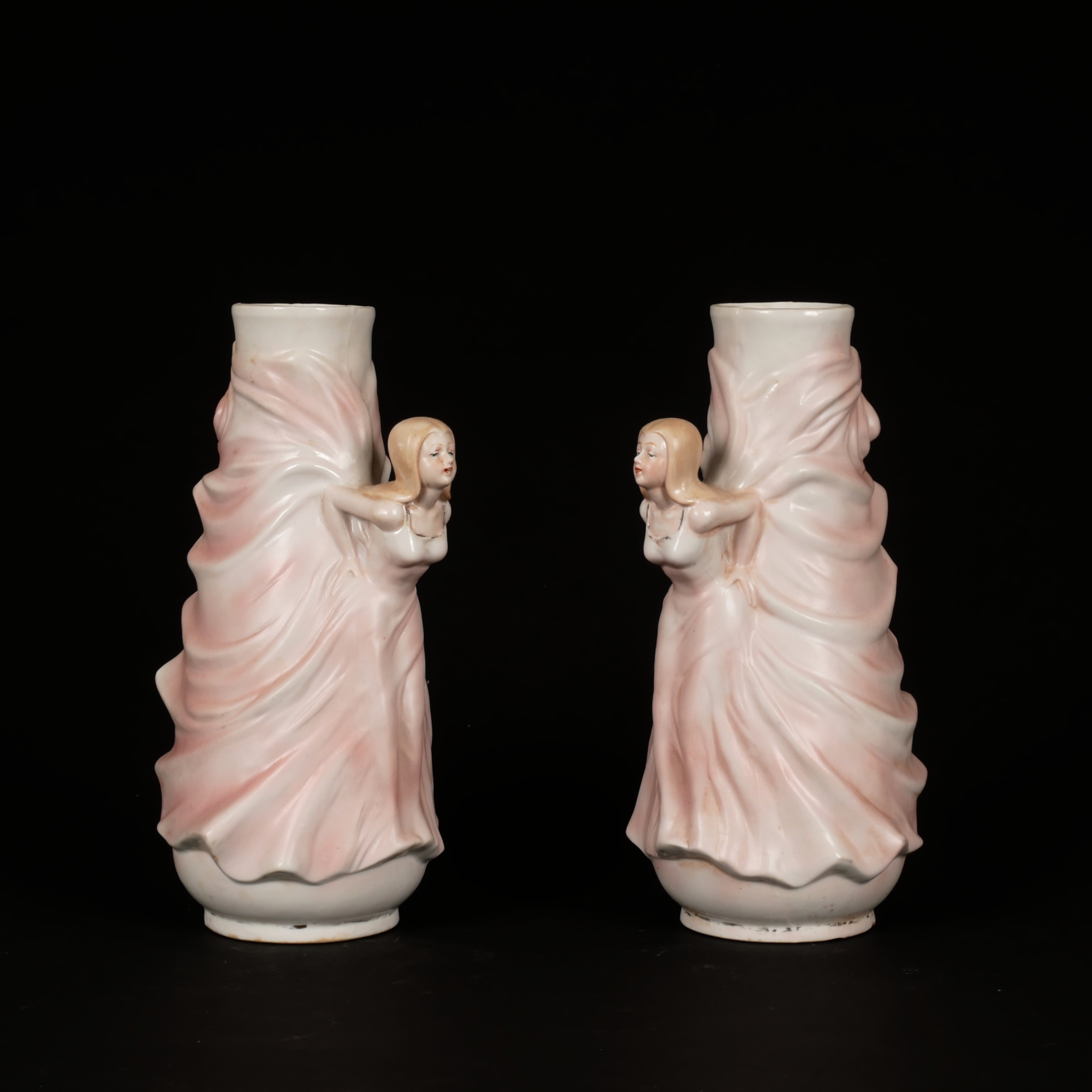 VASER, ett par, med kvinnofigurer, jugend/Art Deco, porslin/biskvi, 1900-talets första hälft.