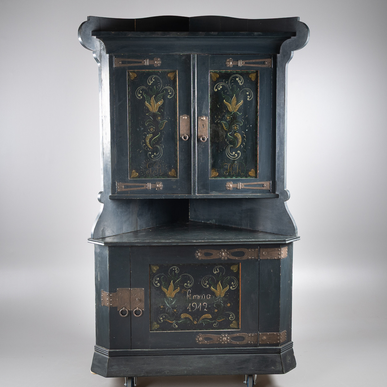 HÖRNSKÅP, Jugend, bemålad furu, daterad 1912.