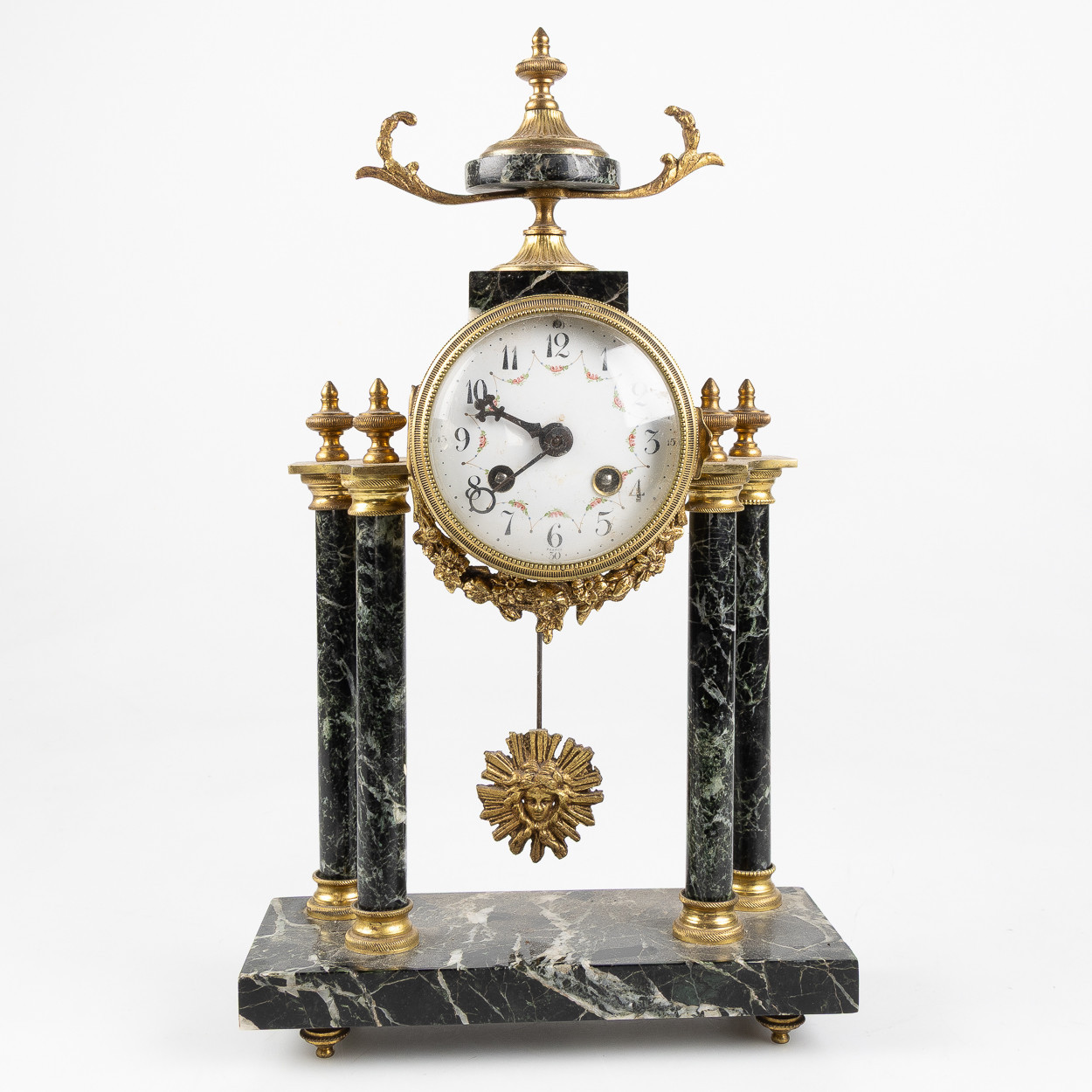 BORDSPENDYL, Louis XVI-stil, troligen Frankrike, mässing och marmor, omkring 1900.
