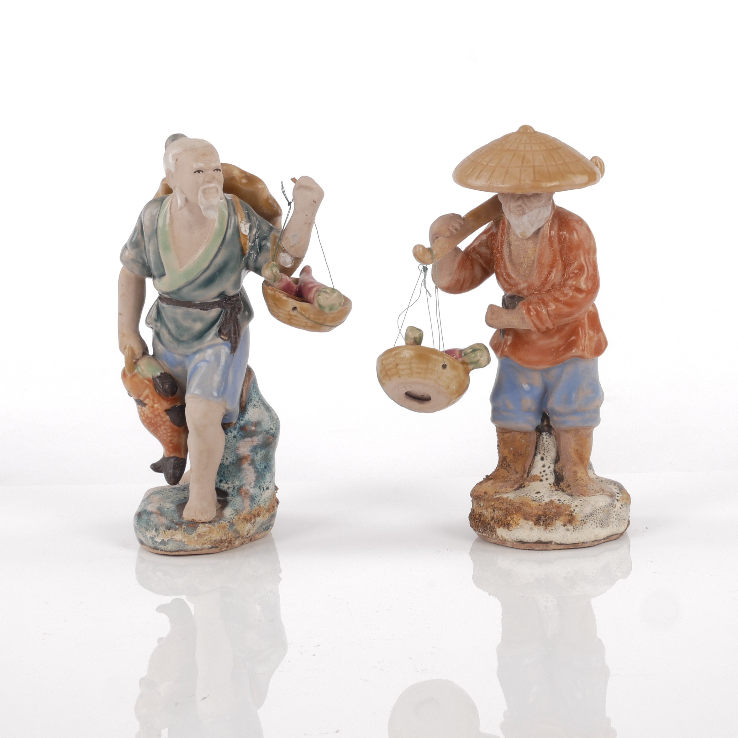 FIGURINER, 2 st, fiskare, glaserad keramik, Kina, 1900-talets mitt.