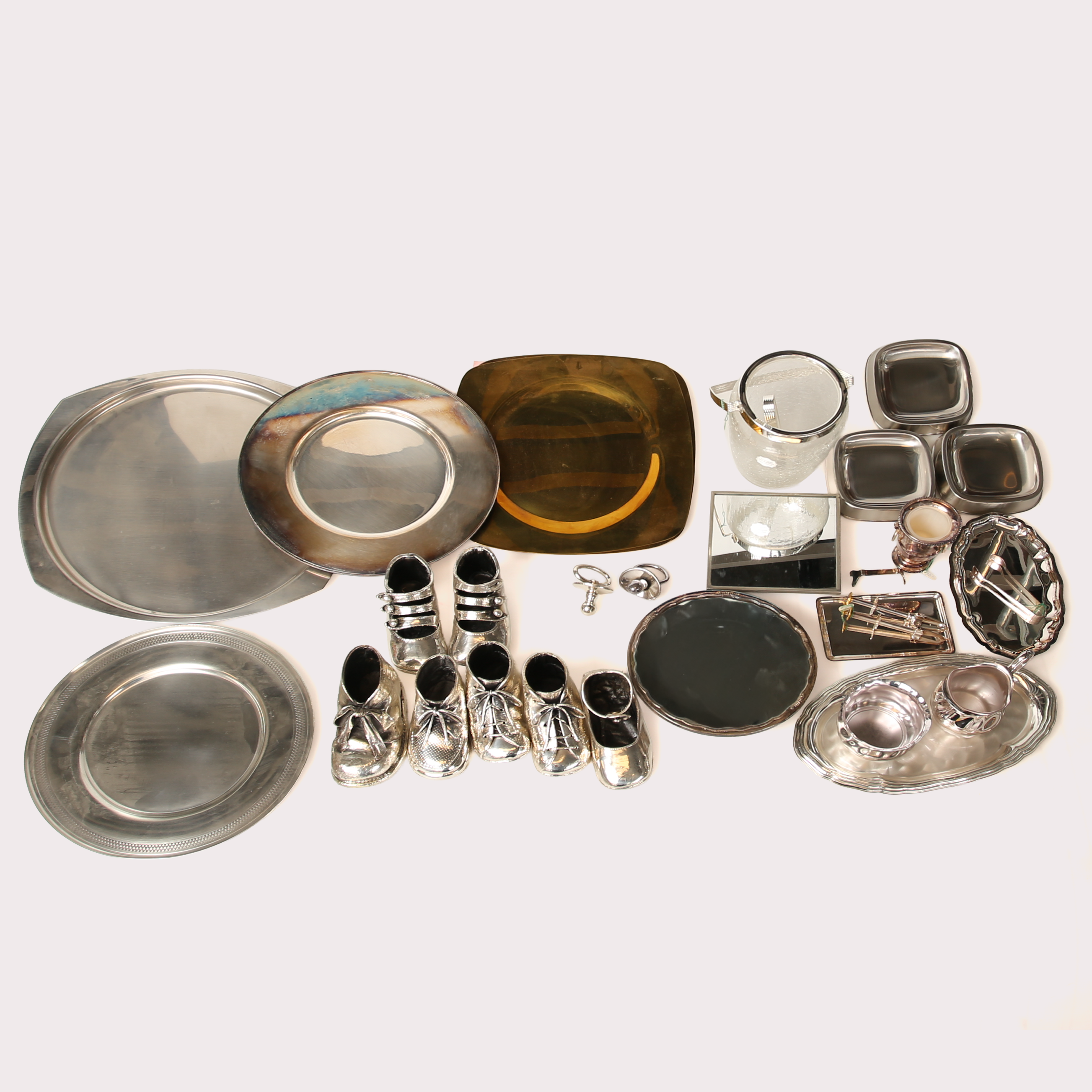 PARTI MED NYA HUSGERÅD, såsom ishink, brickor, skålar, undertallrikar mm, stål/mässing nysilver.