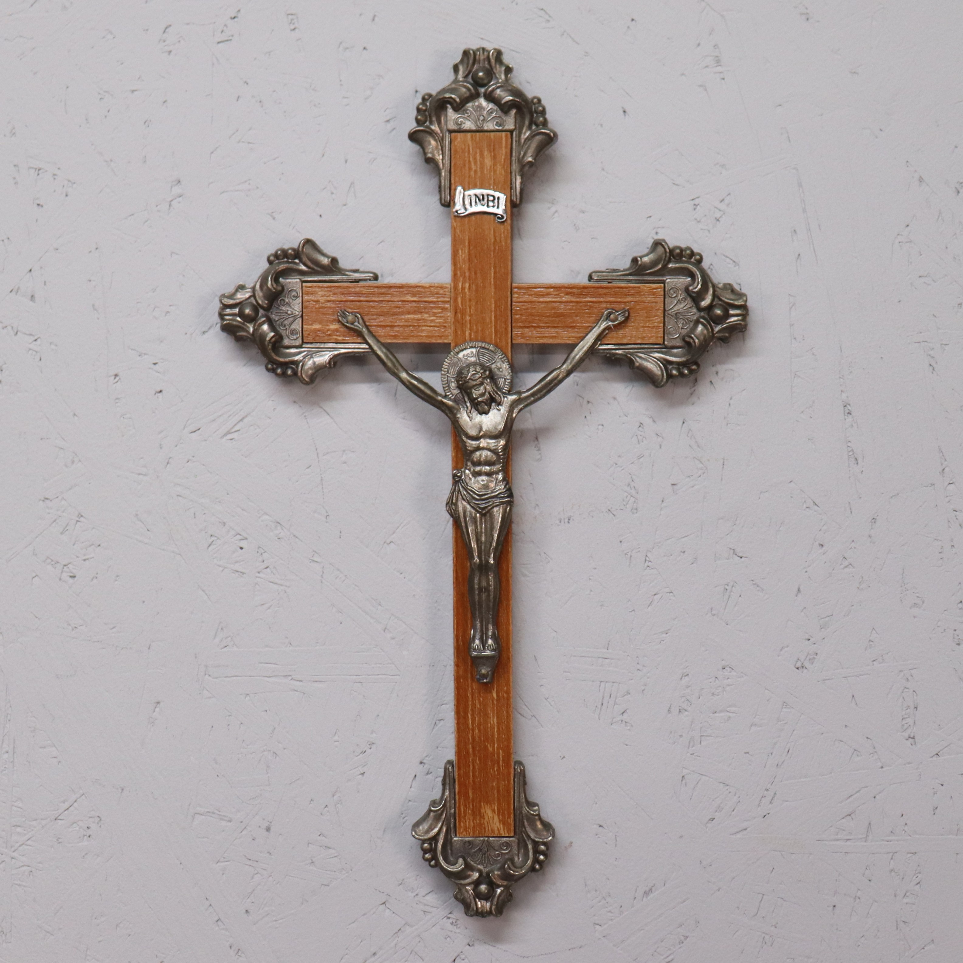 KRUCIFIX, trä och vitmetall, 1900-tal.