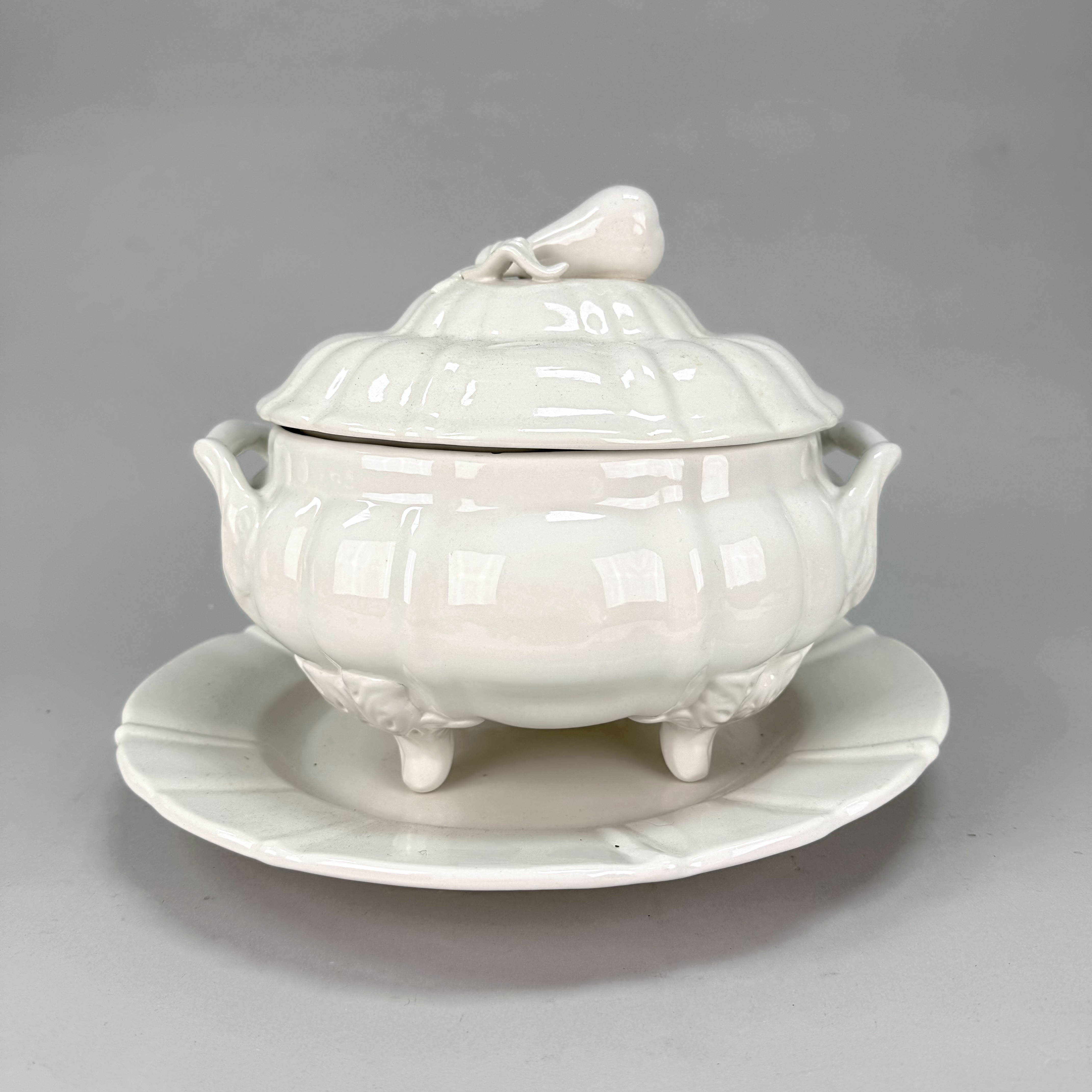 Terrin med lock och fat, flintgods, Portugal, 1900 tal.