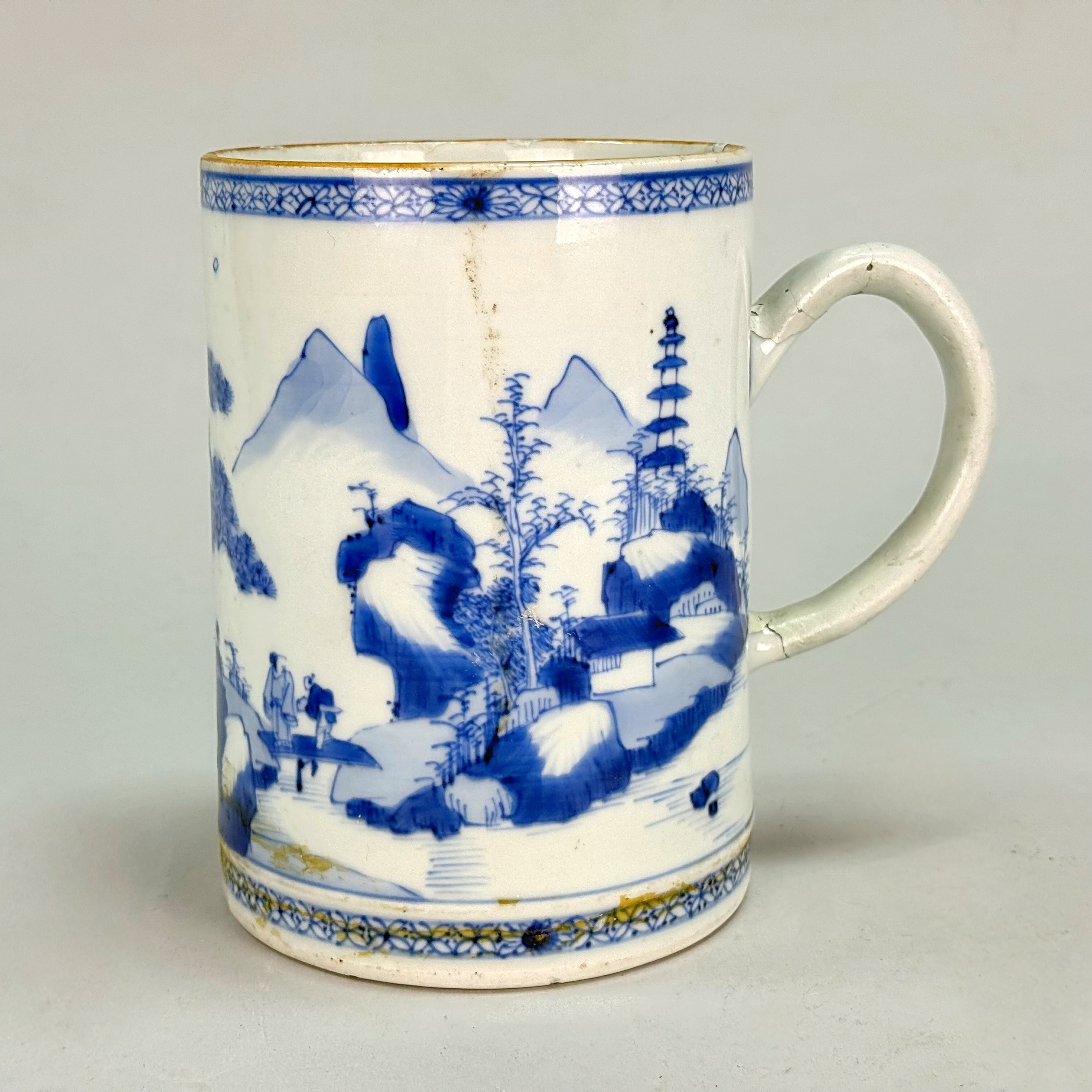KINESISK TANKARD - blå-vit porslin från Qingdynastins Kangxi-period (1662-1722).