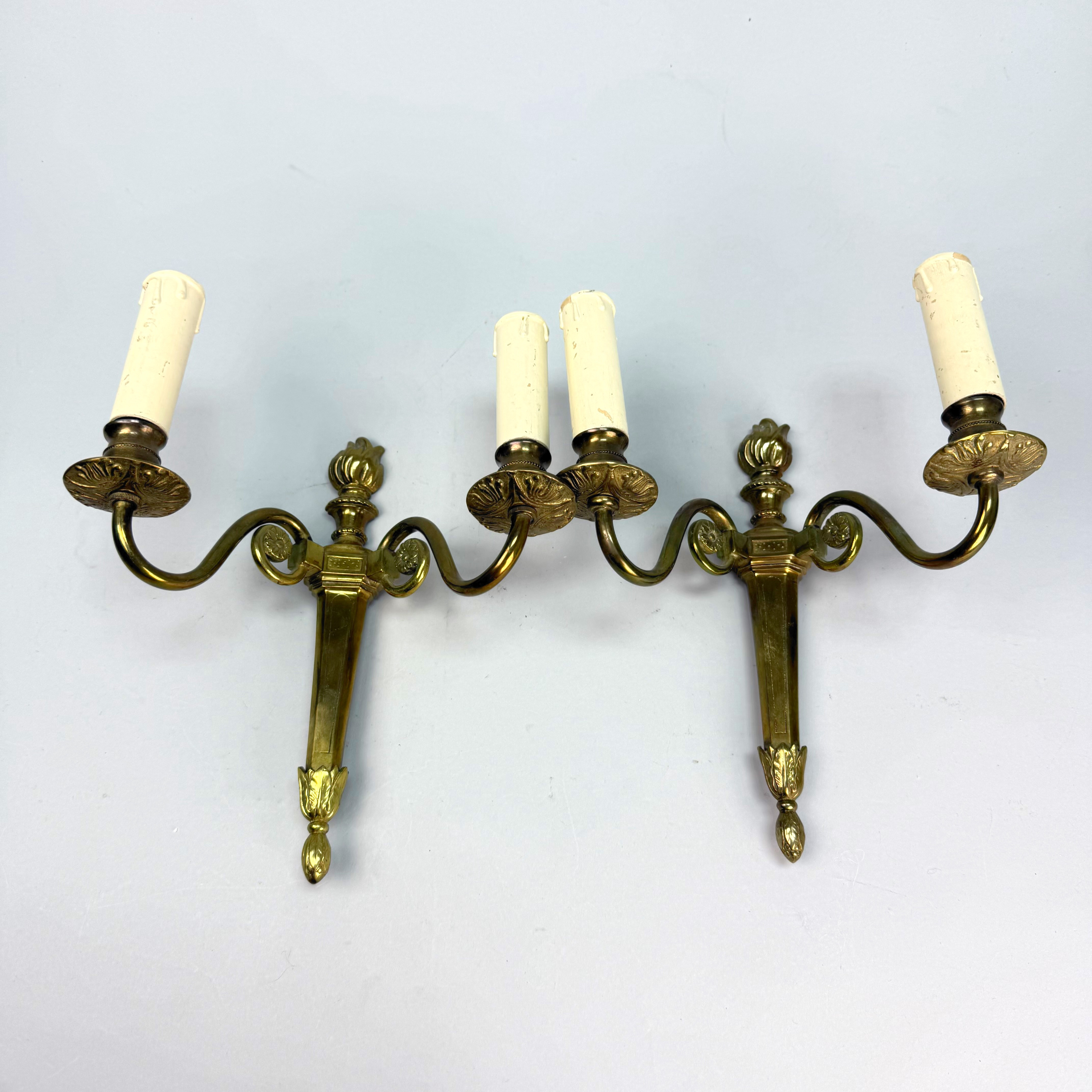 ´VÄGGLAMPETTER, ett par, mässing, Louis XVI-stil, 1900-tal.