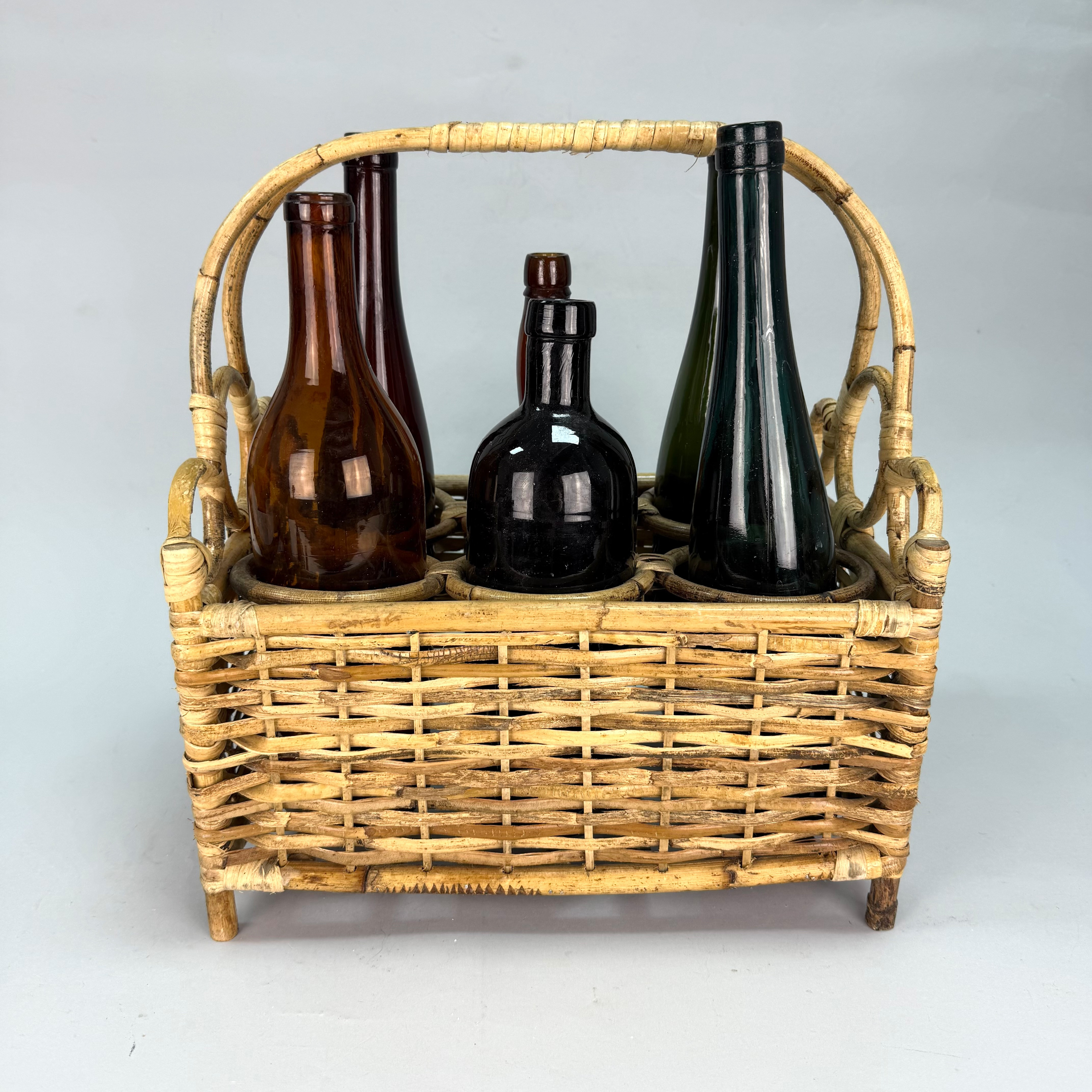 KORG MED FLASKOR, 6 st, trä och glas, 1900-talets första hälft.