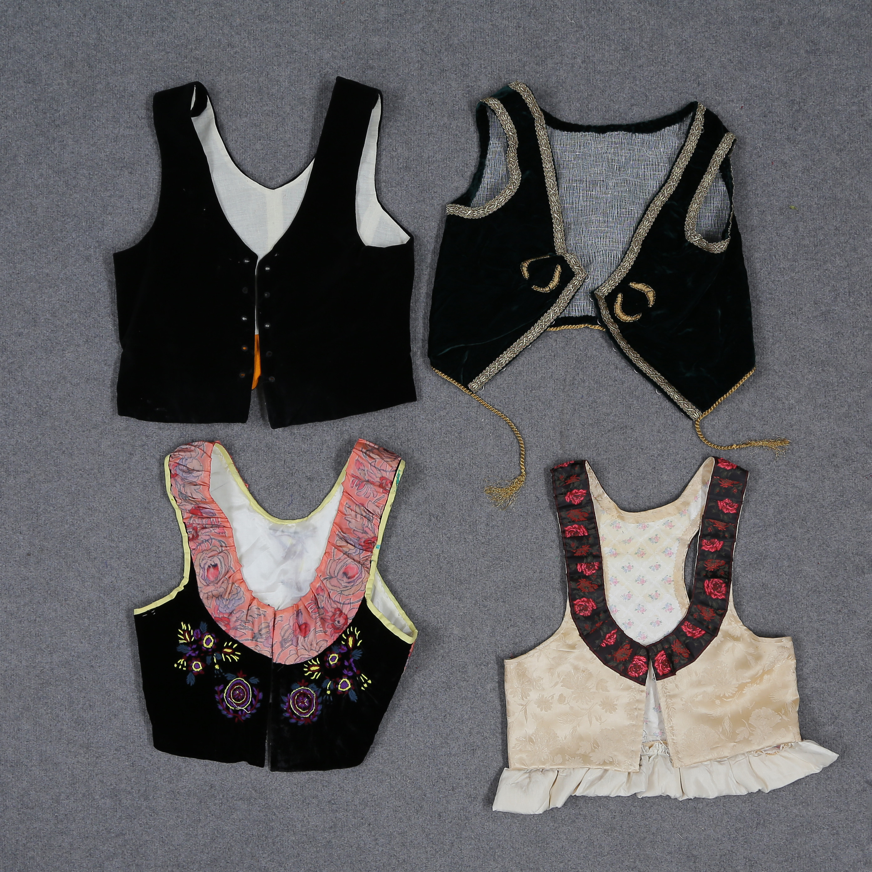 SAMLING LIVSTYCKEN TILL TRADITIONELL FOLKDRÄKT, POLEN, 1900-TAL.