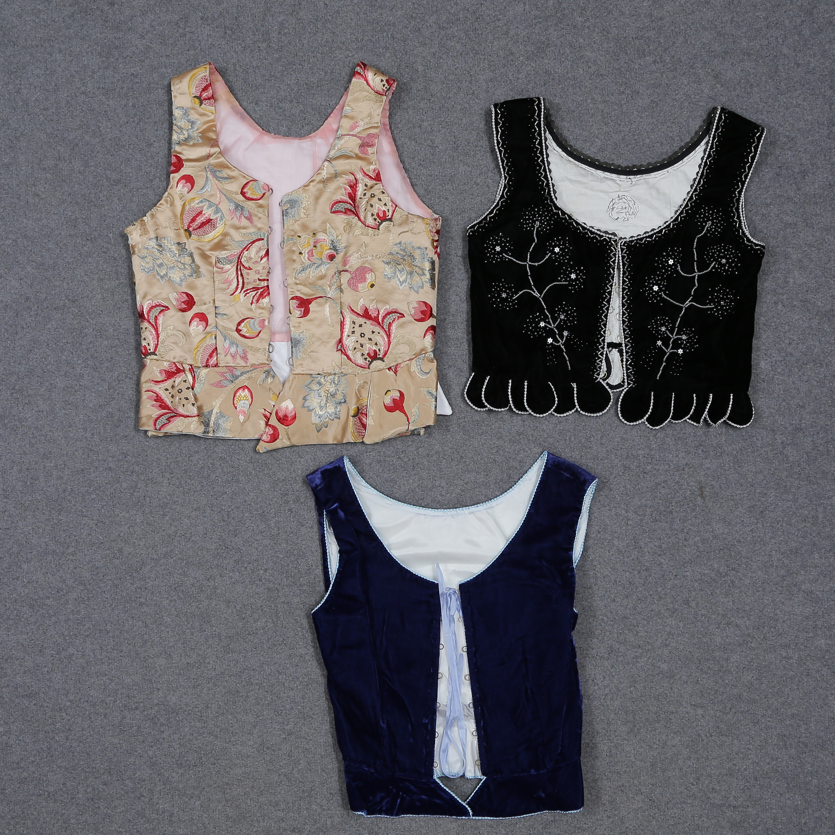 SAMLING LIVSTYCKEN TILL TRADITIONELL FOLKDRÄKT, POLEN, 1900-TAL.