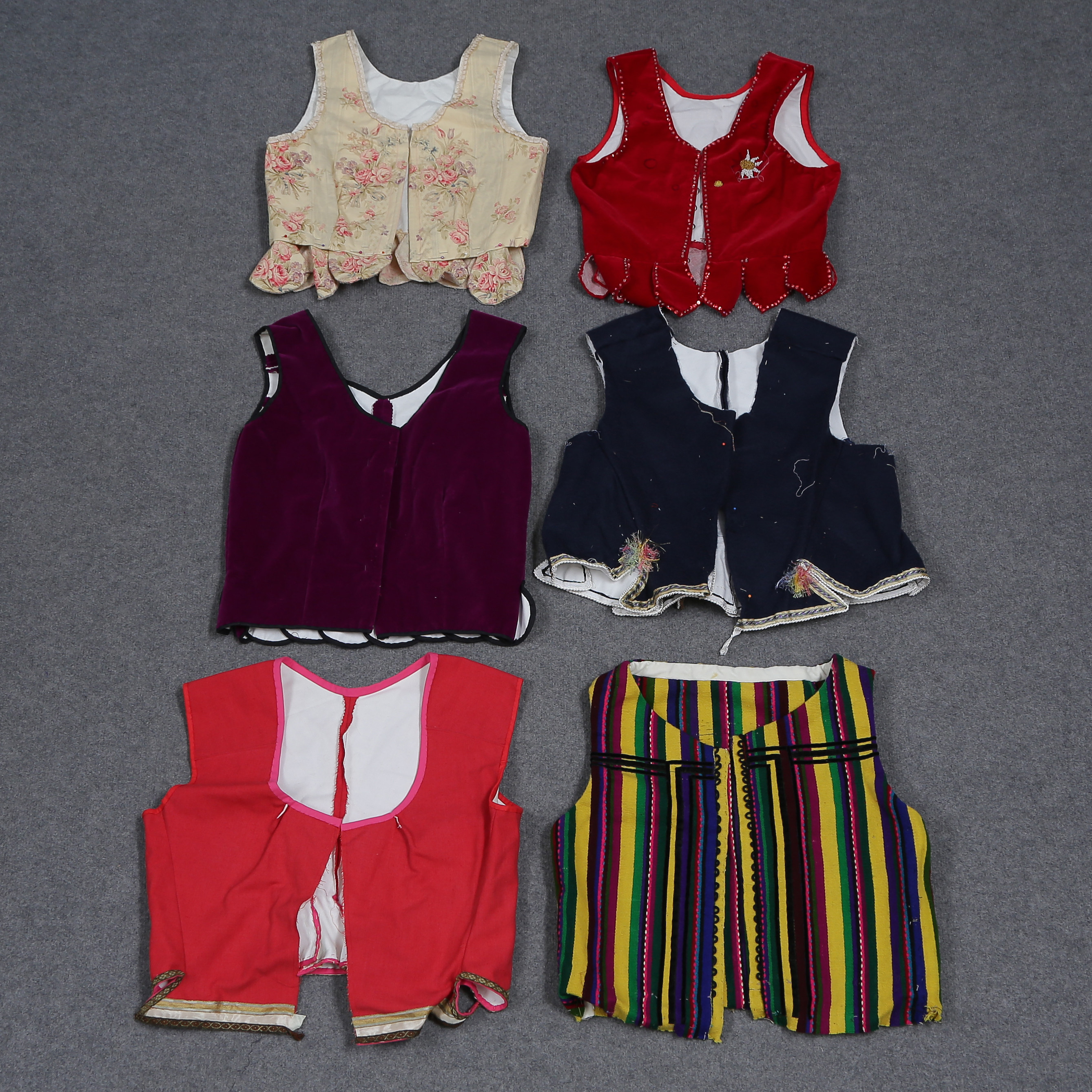 SAMLING OFÄRDIGA LIVSTYCKEN TILL TRADITIONELL FOLKDRÄKT, POLEN, 1900-TAL.