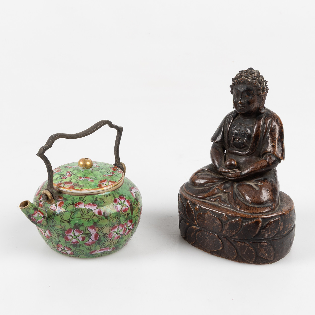 "FAUX BRONZE" BUDDHA SAMT "BENCHARONG" TEKANNA, Kina, porslin, tidigt 1900-tal.