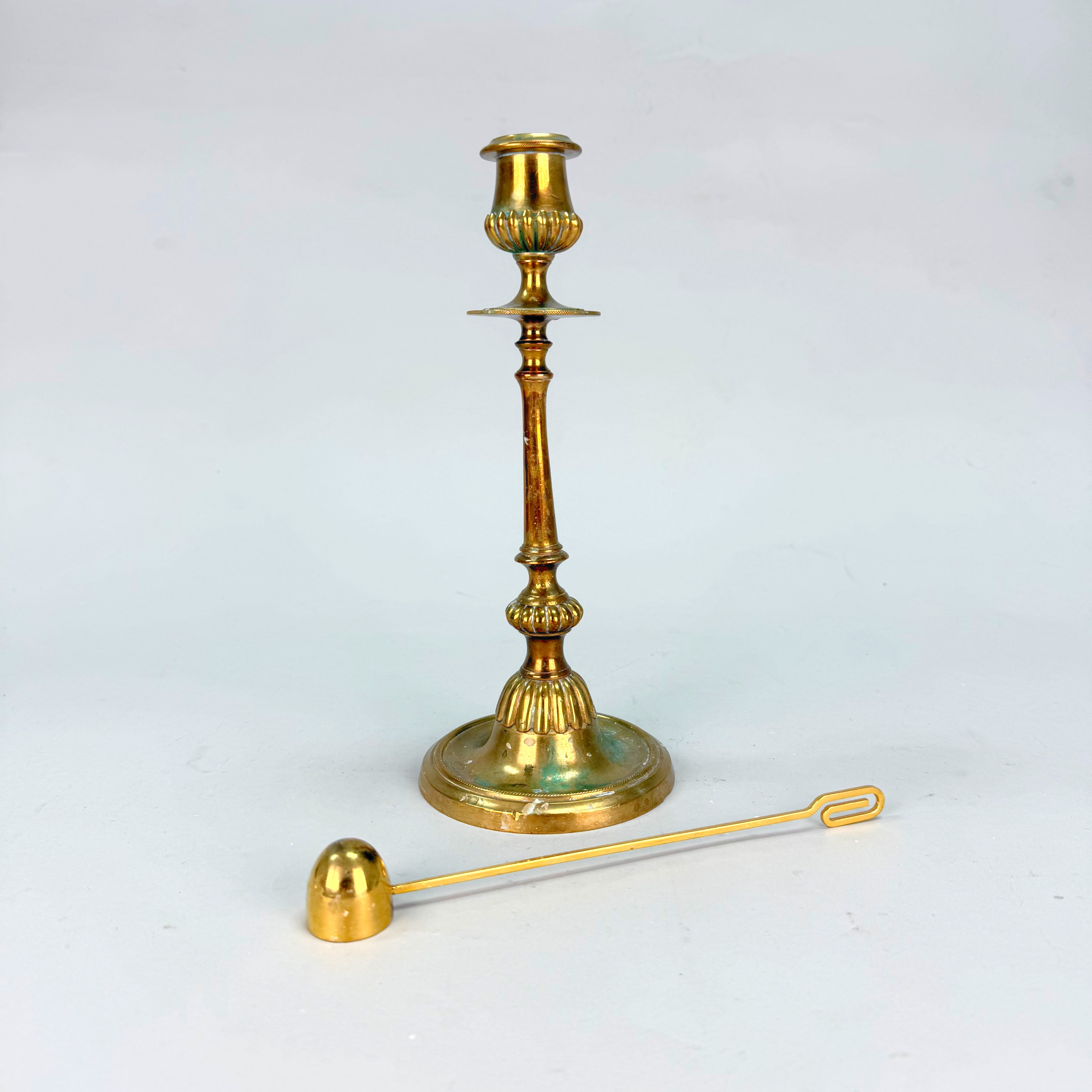 LJUSSTAKE - LJUSSLÄCKARE - mässing, tillskriven Westerås Metallfabriks Aktiebolag, sent 1800-tal.