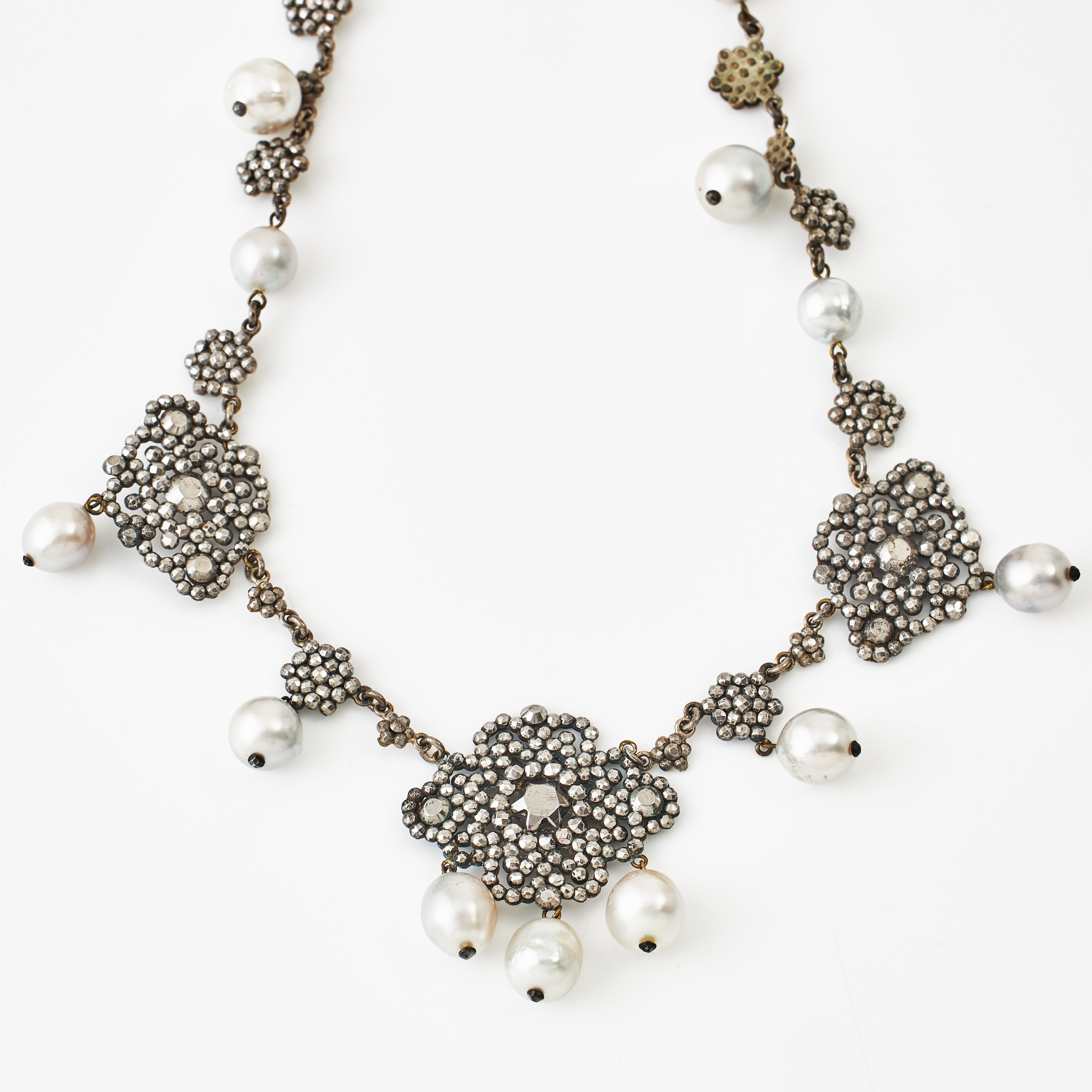 COLLIER, blomformationer med fasettslipat stål samt odlade vita pärlor ca 8,5-9,5 mm, ståldekorationerna 1800-tal.