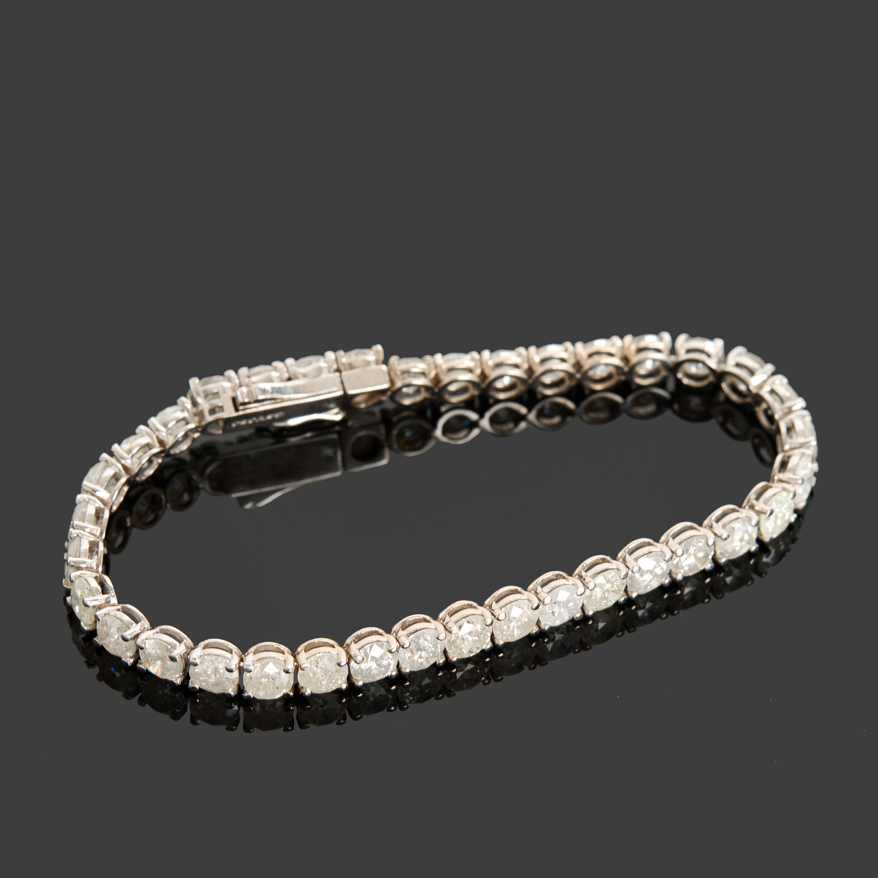 TENNISARMBAND, 14K vitguld, 36 st briljantslipade diamanter, totalt 18.01ct.