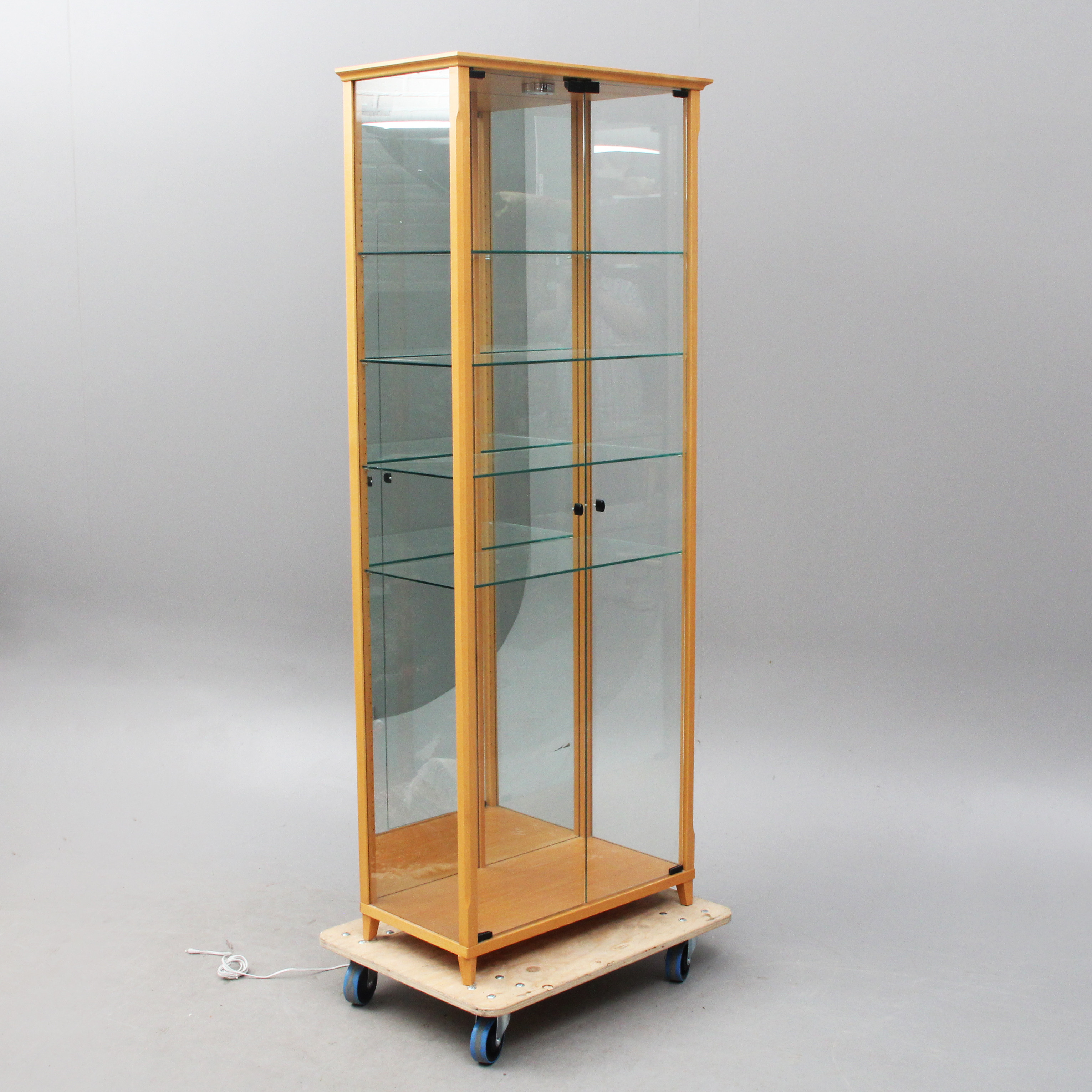 GLASVITRINSKÅP, med belysning, enligt uppgift Emmaboda Möbler och nypris drygt 20000.