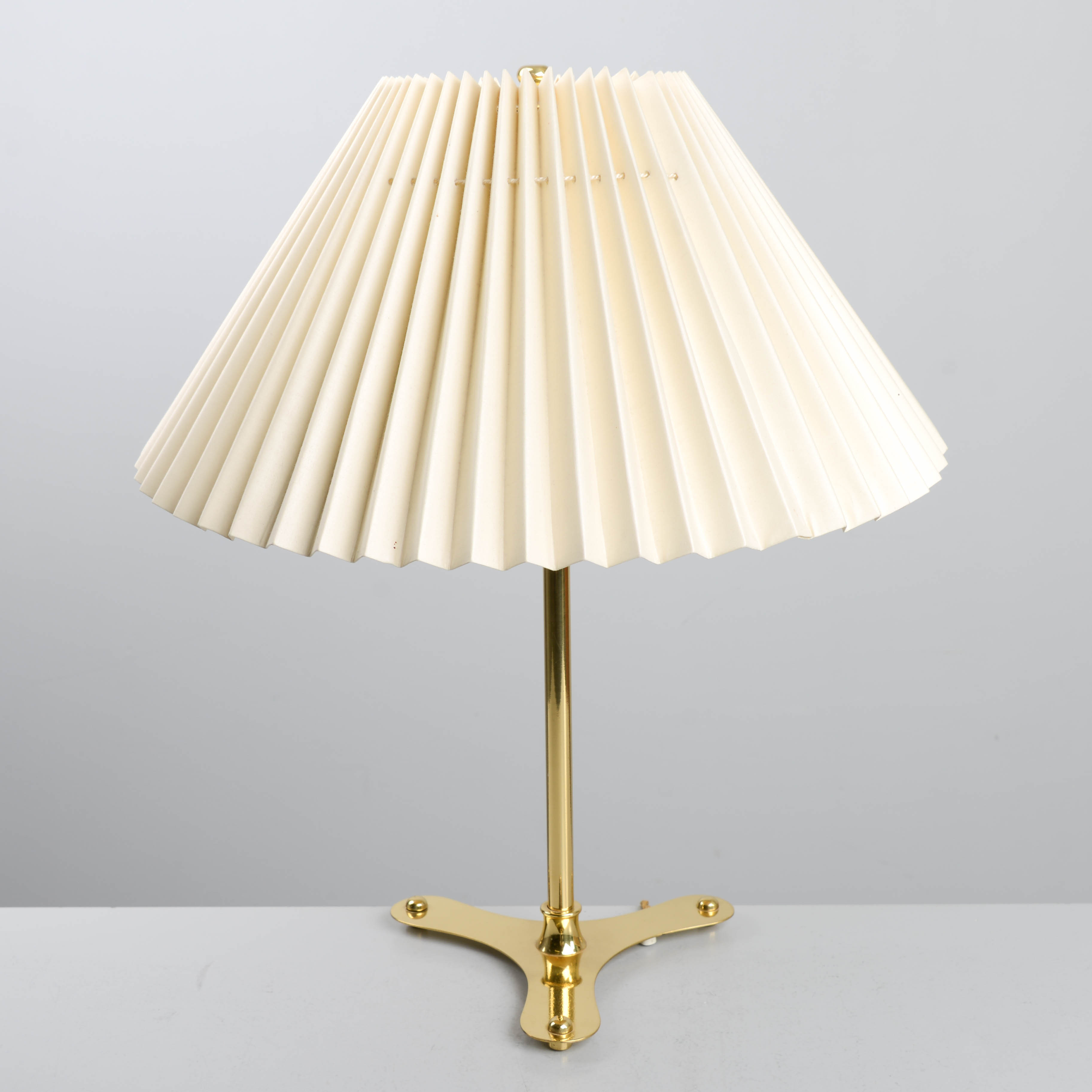 JOSEF FRANK. Bordslampa, modell 2467, Firma Svenskt Tenn.