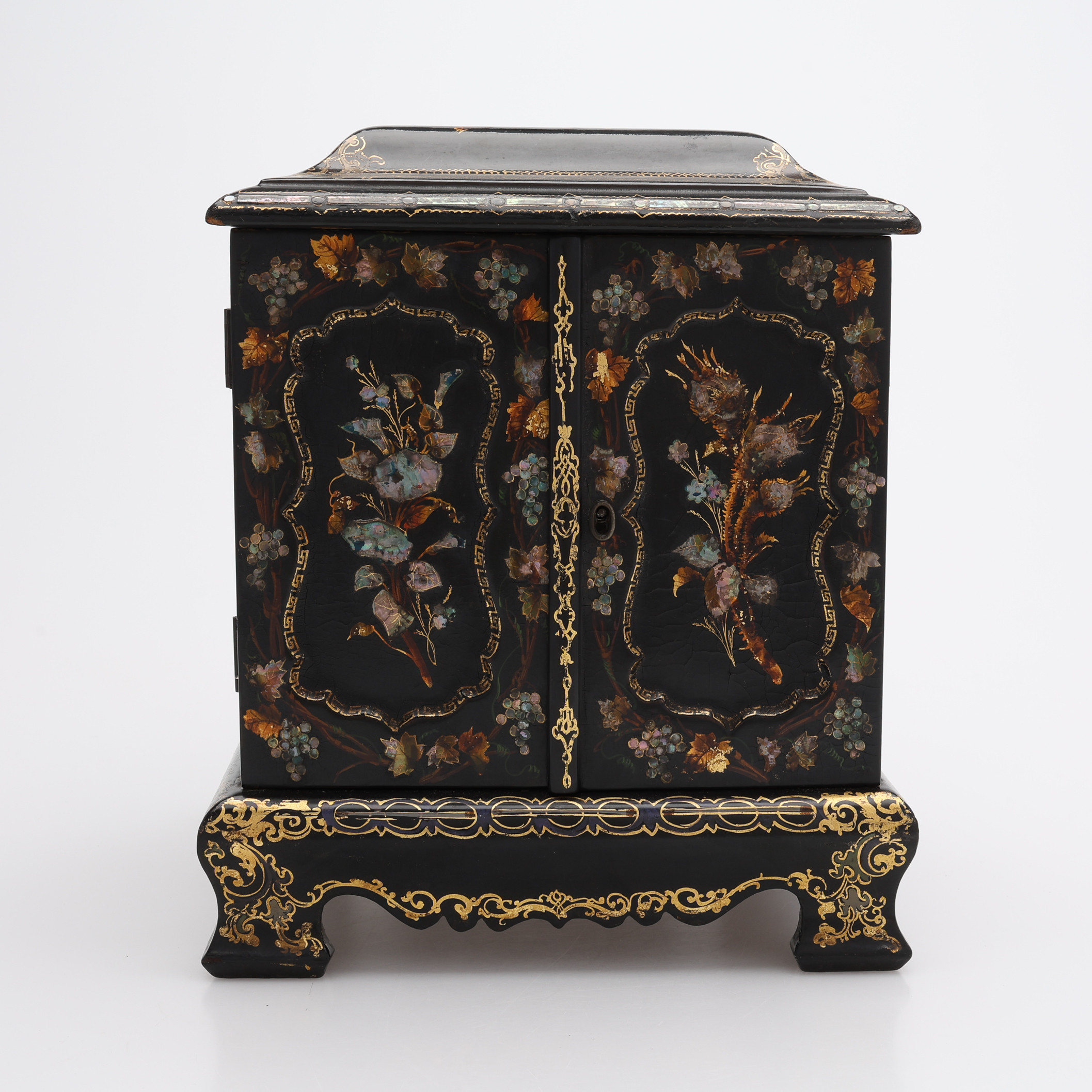 SMYCKESSKRIN, PAPIER MACHÉ, PÄRLEMORDEKOR, 1800-TALETS ANDRA HÄLFT.