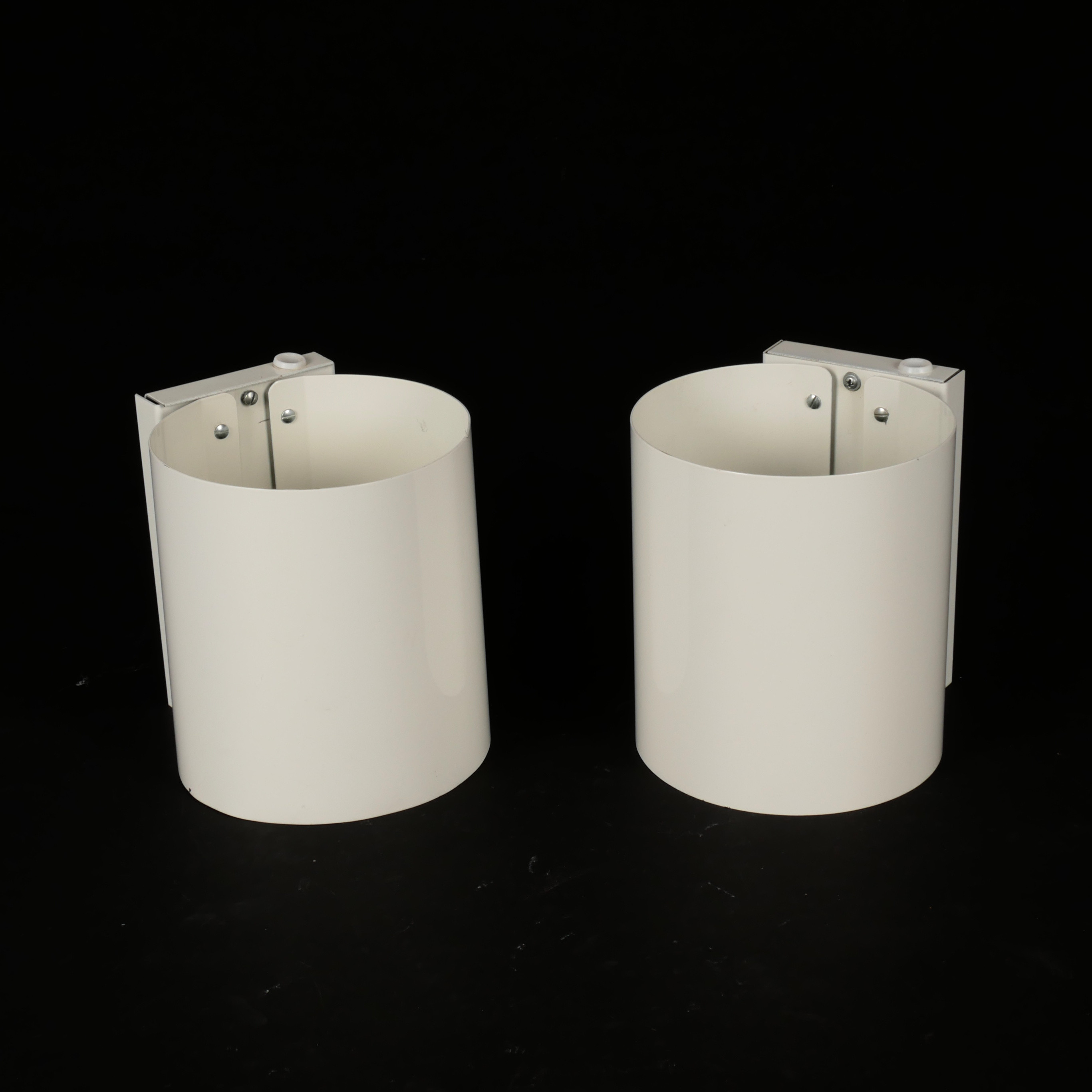 PER SUNDSTEDT. Vägglampor, "Korridor", vitlackerad plåt, Ateljé Lyktan, 1970-tal.