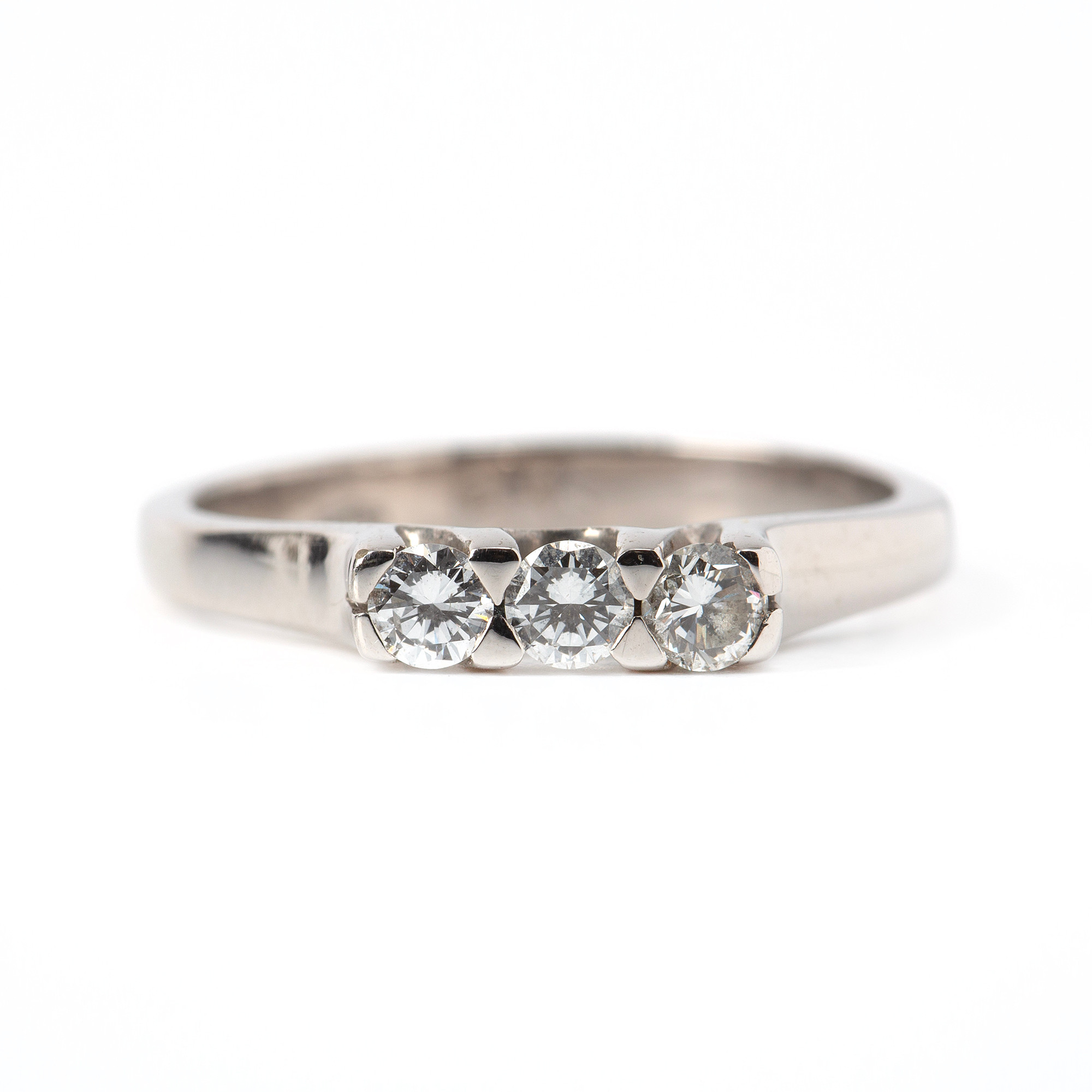 RING, 18K vitguld med tre briljantslipade diamanter, totalt ct 0.29 ct.