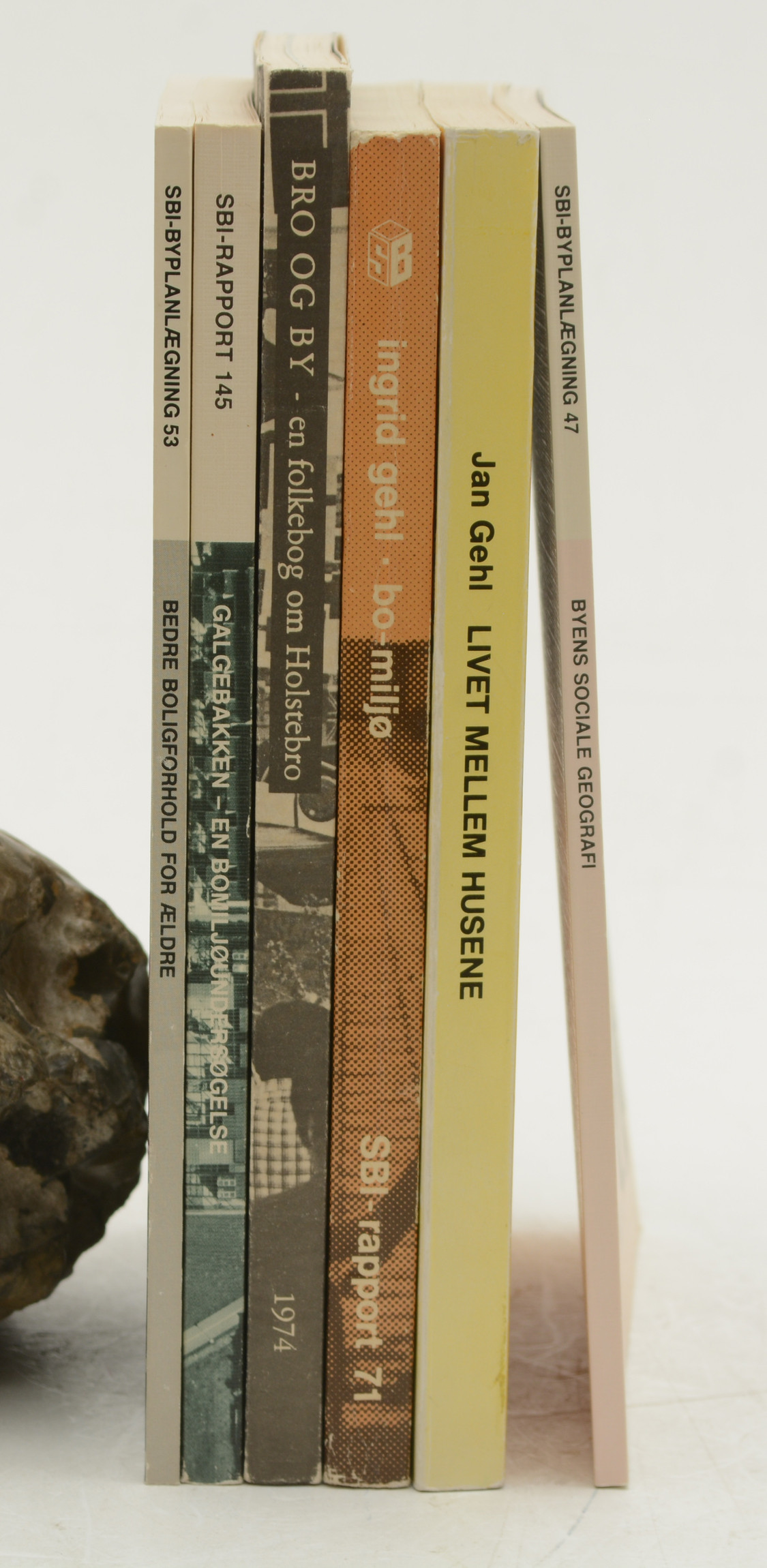 JAN GEHL. Livet mellan husene mm och Gehls ideer om stadsbyggnad. Dansk arkitektur litteratur, Statens byggeforskningsinstitut, Gehl, 6 vol.