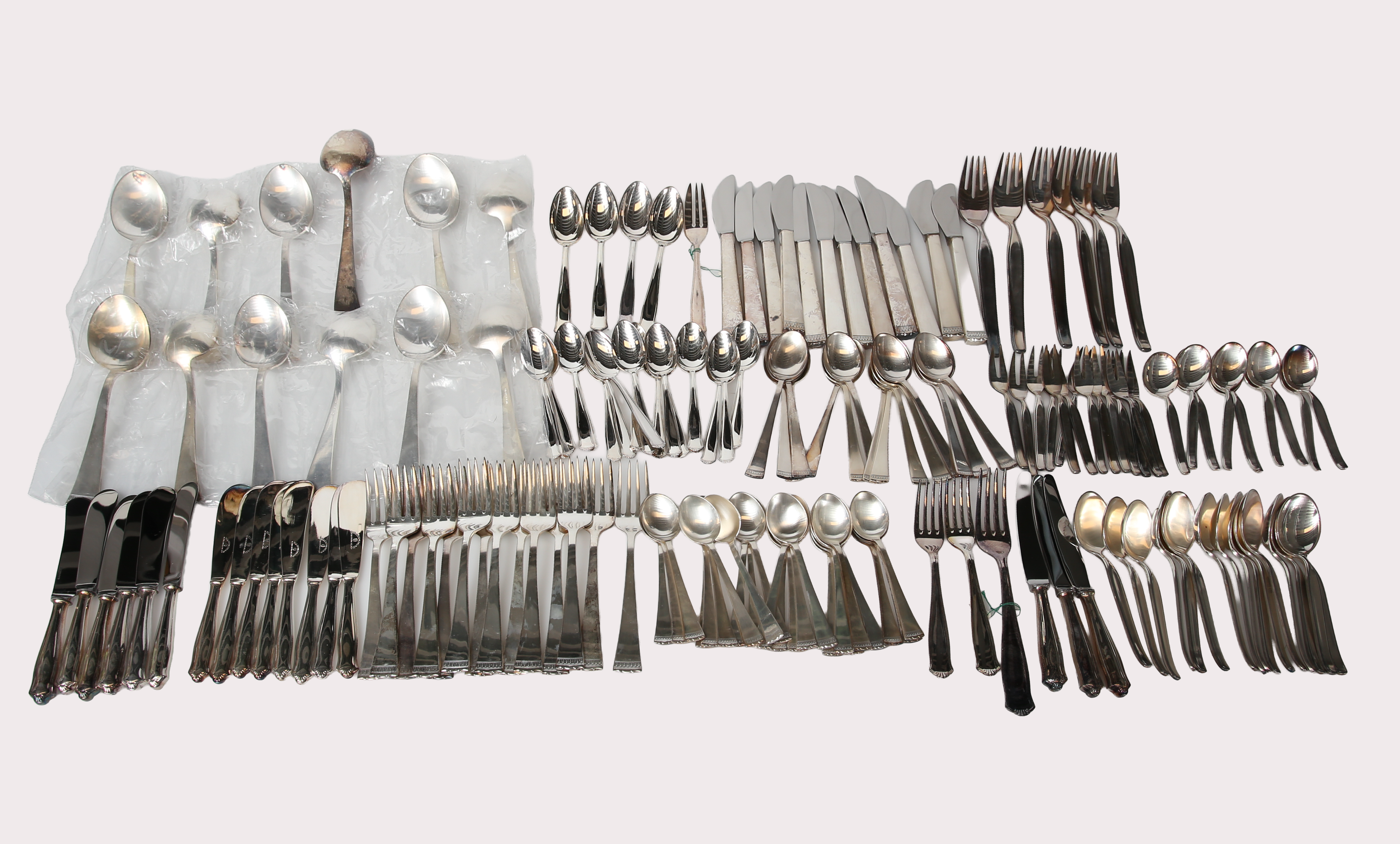 BESTICKSUPPSÄTTNING, diverse bestick "Drotten", "Operett", & "Royal" Mema, nysilver. Ca 150 delar.
