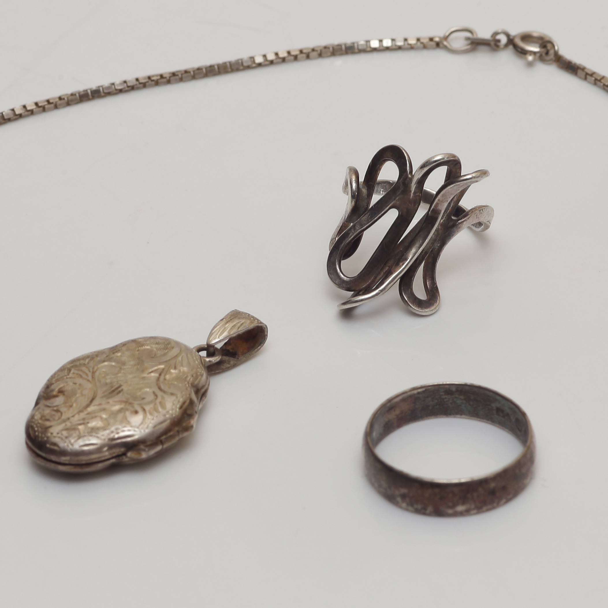 SILVERSYCKEN, RINGAR, KEDJA, FOTOGÖMMA, 4 DELAR.