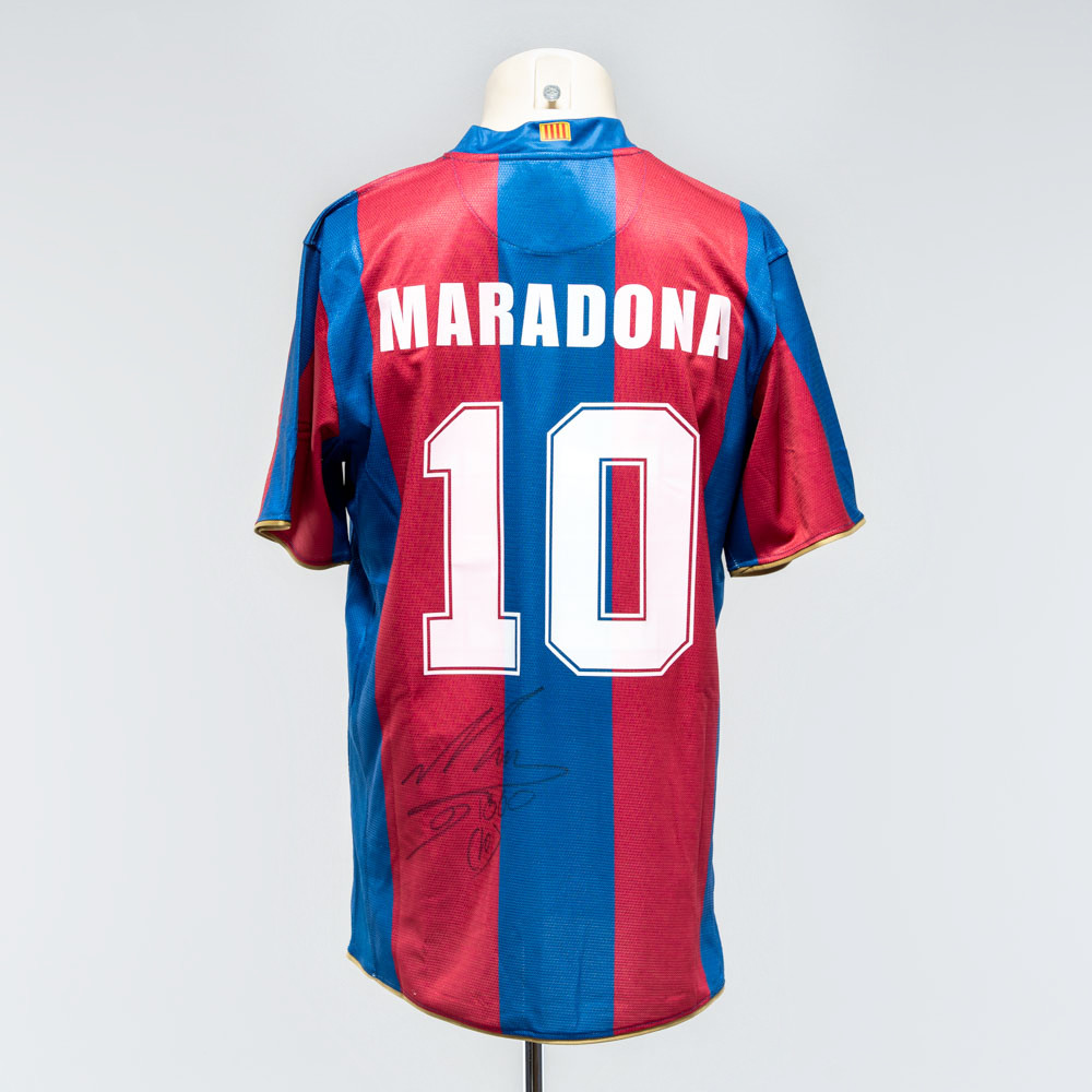 DIEGO MARADONA. Fotbollströja, FC Barcelona, Spelarnummer 10, Jubileumströja, Signerad.