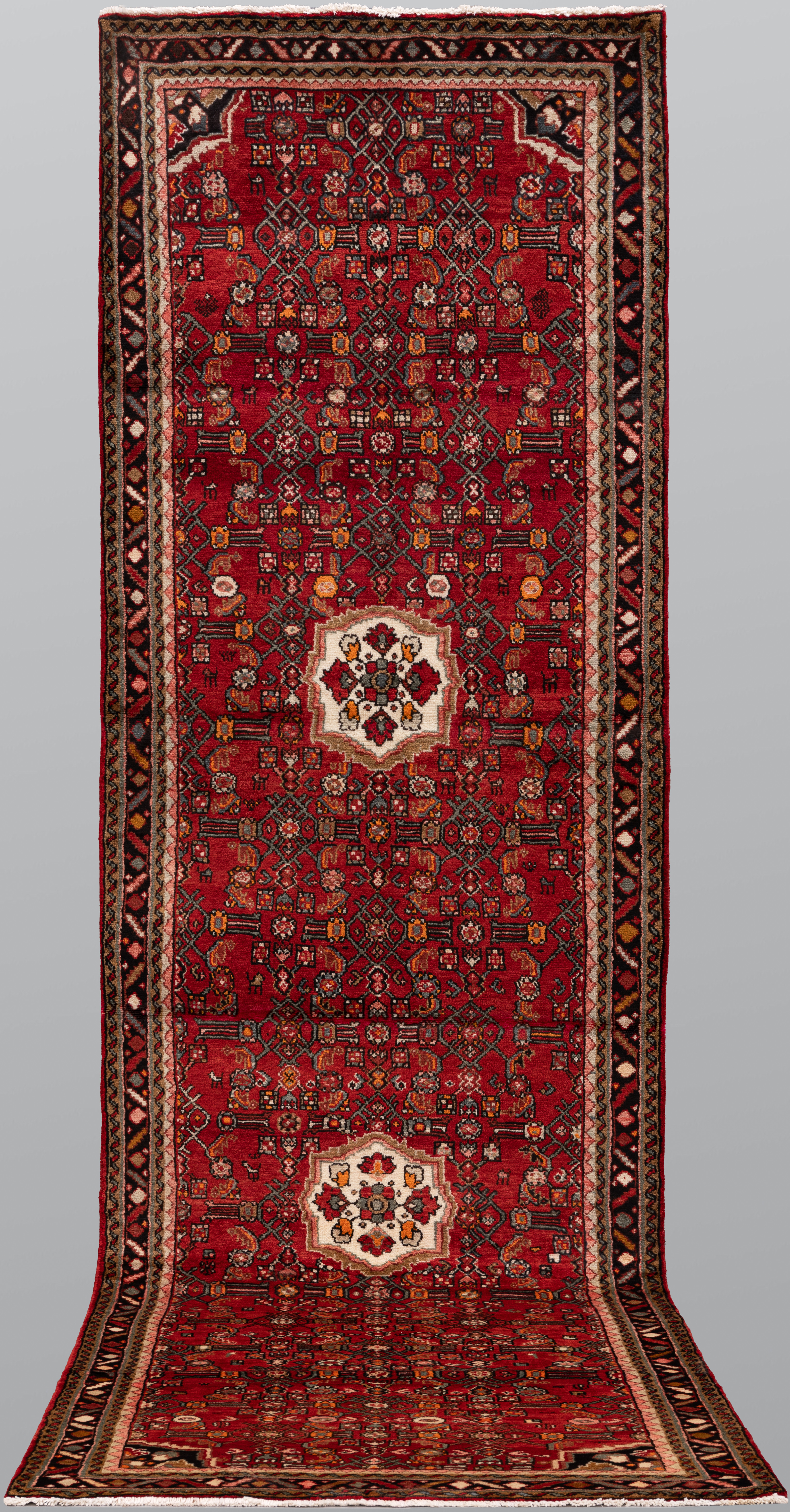 MATTA. Hamadan gallerimodell, 398 x 115 cm.