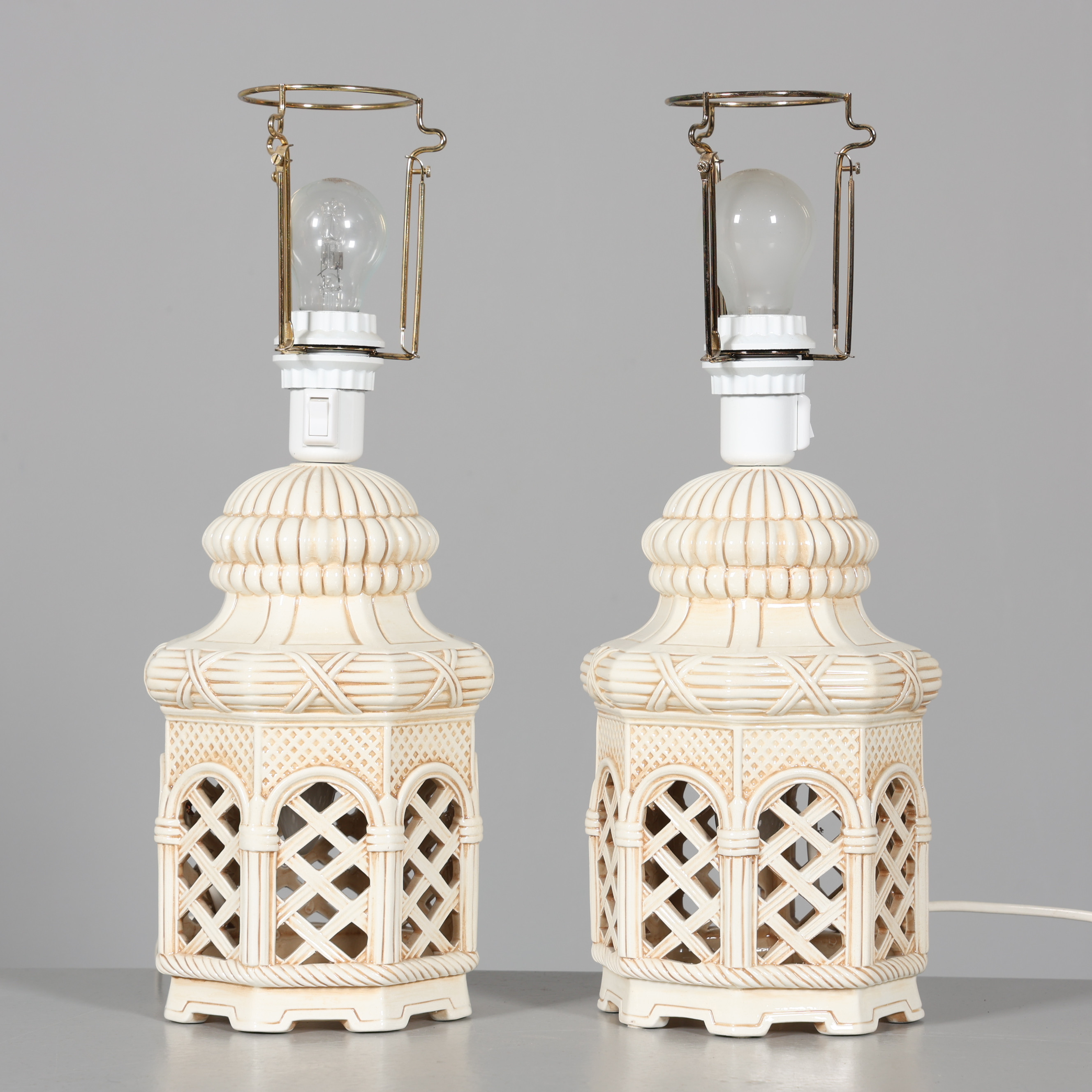 BORDSLAMPOR, 1 par, porslin, 1900-tal.