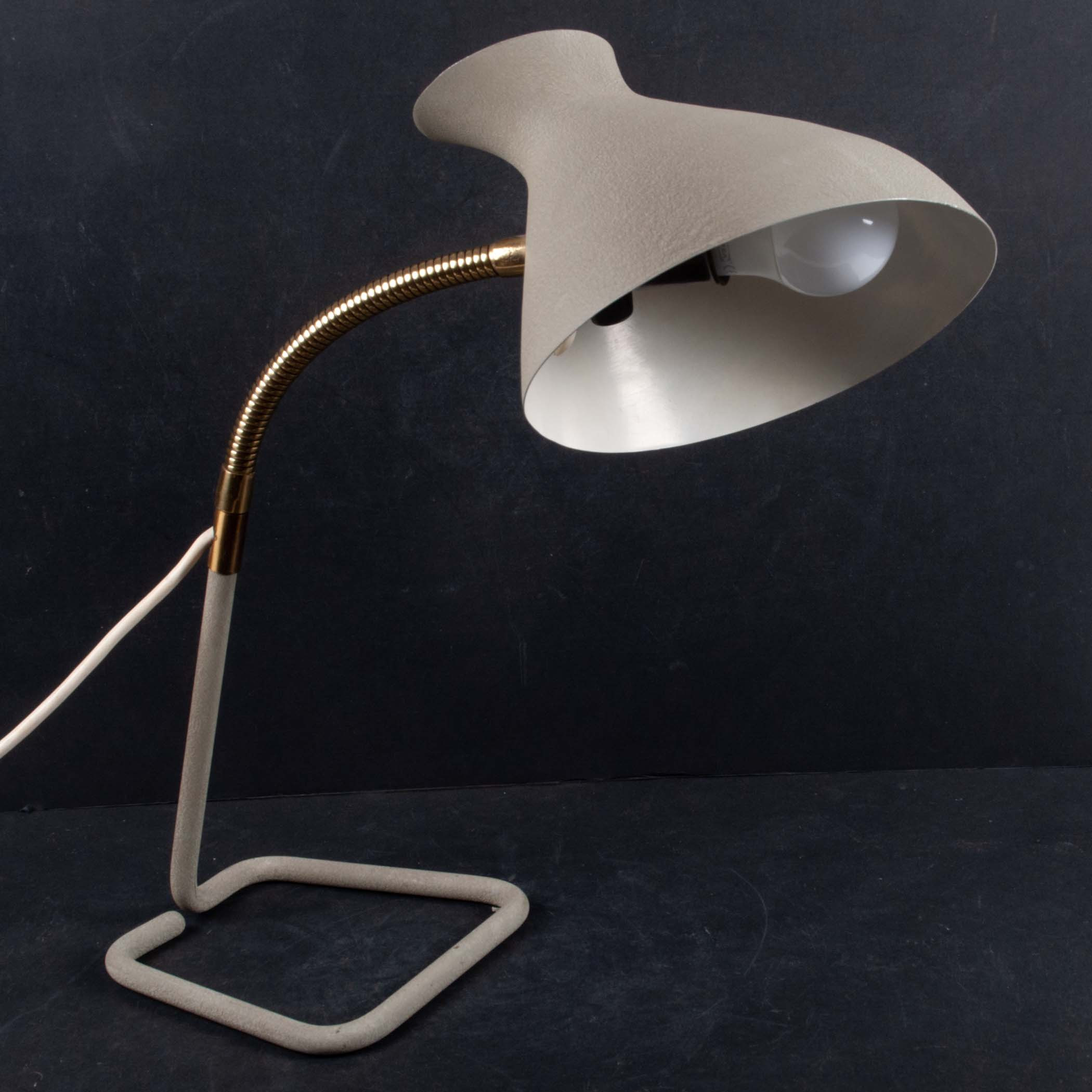 BORDSLAMPA, HW Armatur, mässing och grålackerad plåt, 1950/60-tal.