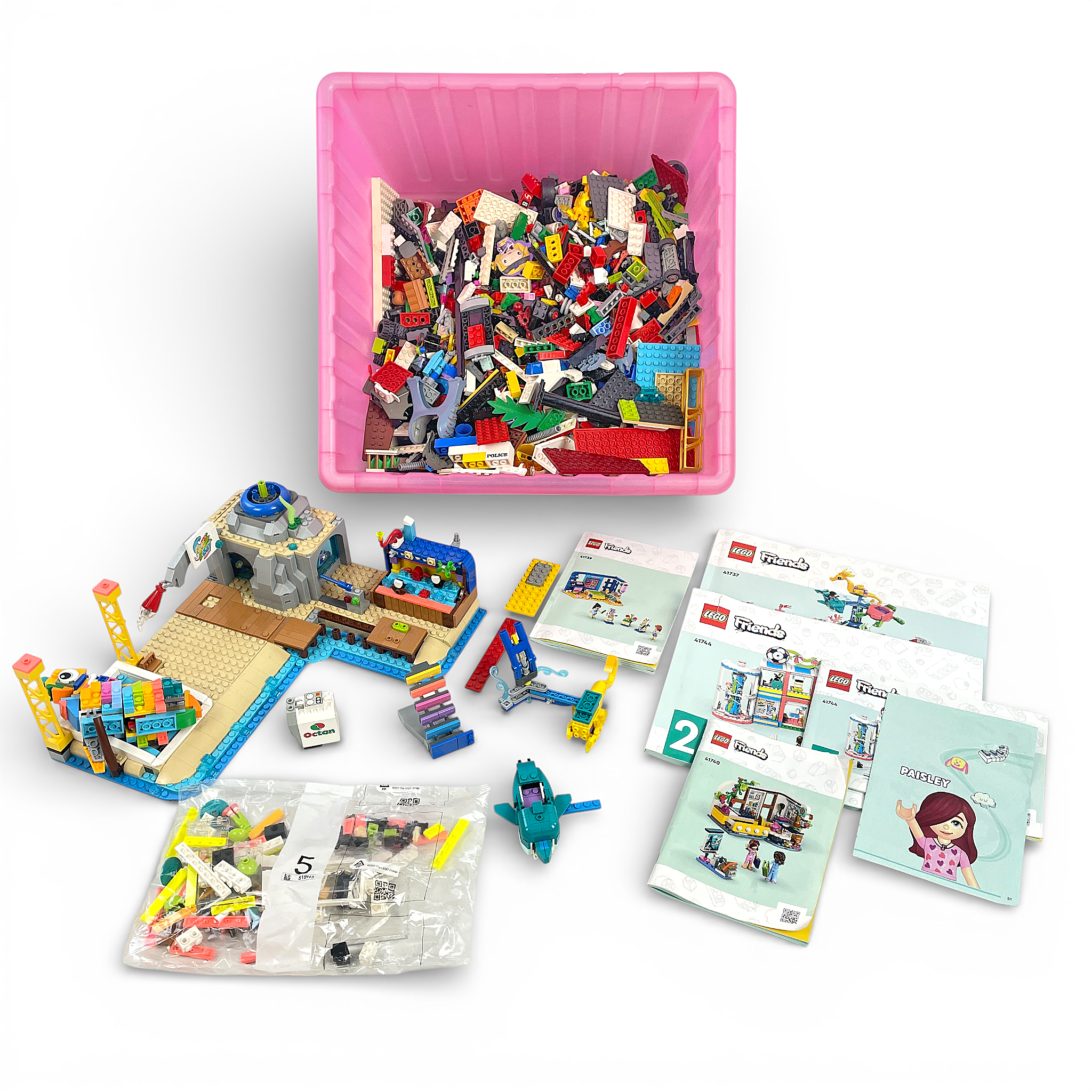 PARTI LEGO, ca 4,5 kg, bl.a. Lego Friends, med instruktionsböcker, i förvaringslåda på hjul.