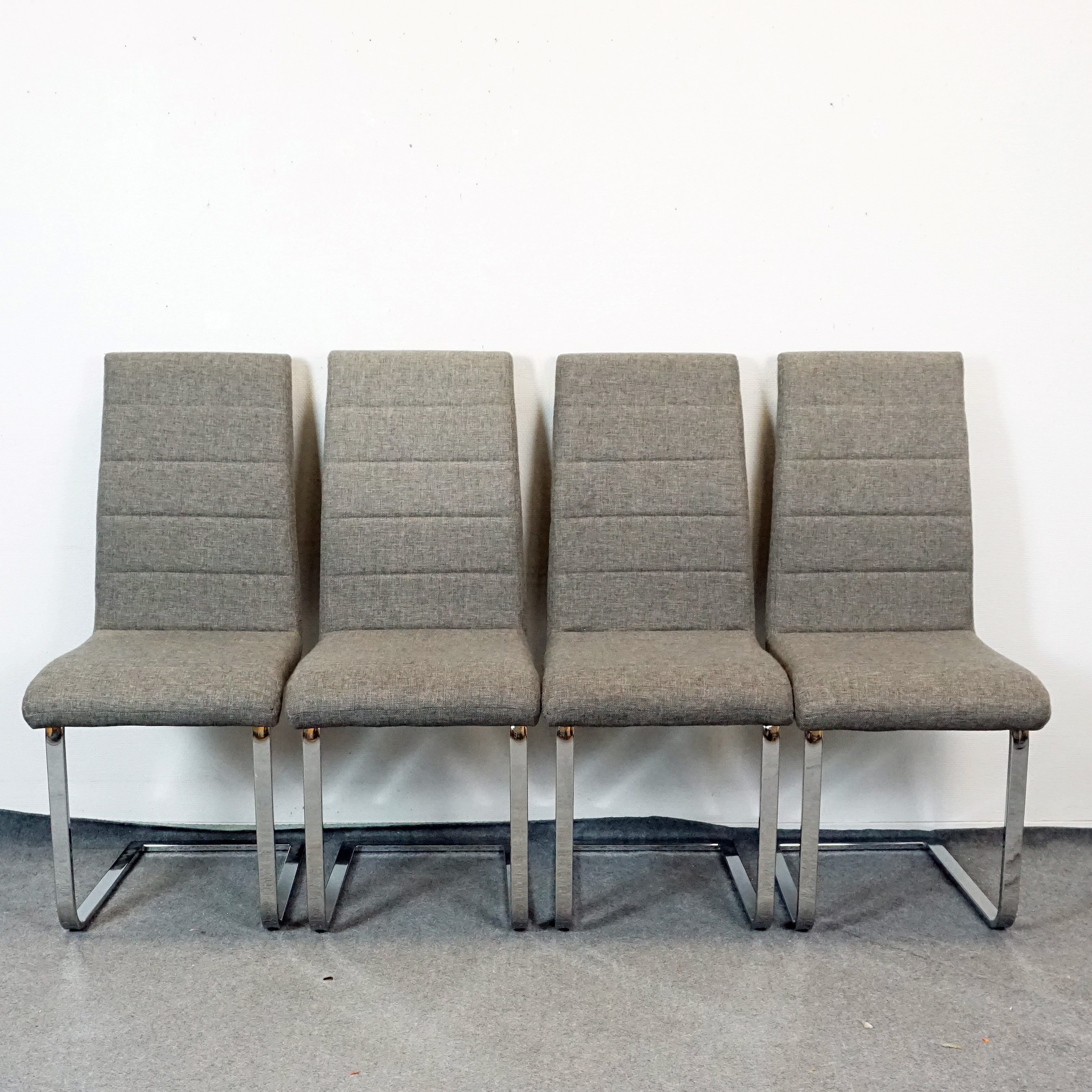 MATSTOLAR, 4 st. Kromad metall med grå klädsel, samtida.