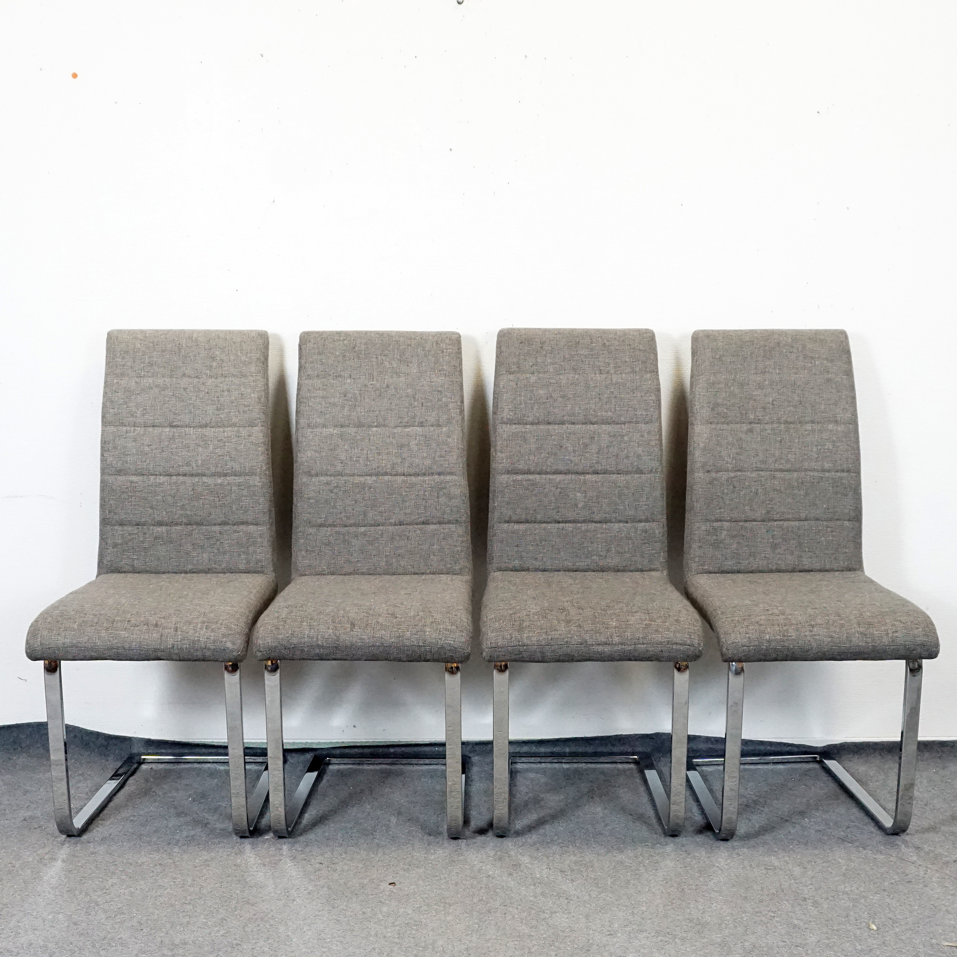 MATSTOLAR, 4 st. Kromad metall med grå klädsel, samtida.