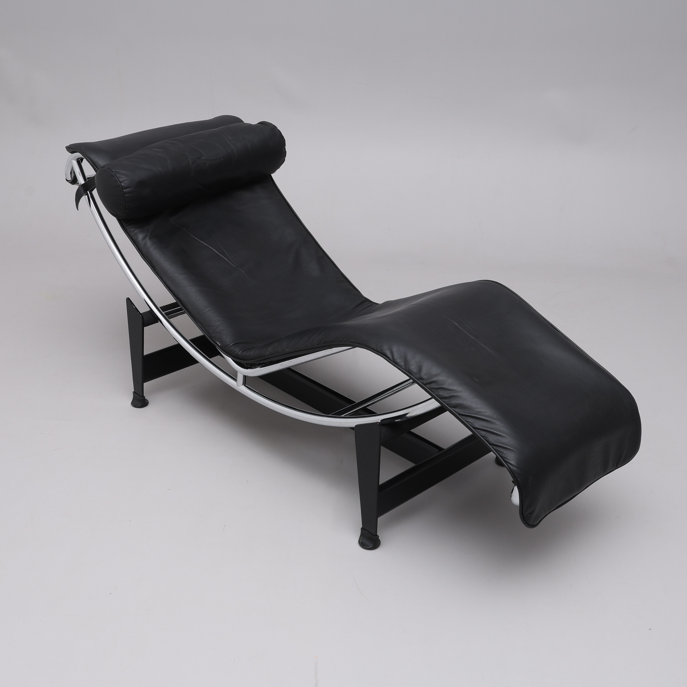 LE CORBUSIER, PIERRE JEANNERET OCH CHARLOTTE PERRIAND, SCHÄSLONG/CHAISE LONGUE, "LC/4", stål och klädd med svart skinn.