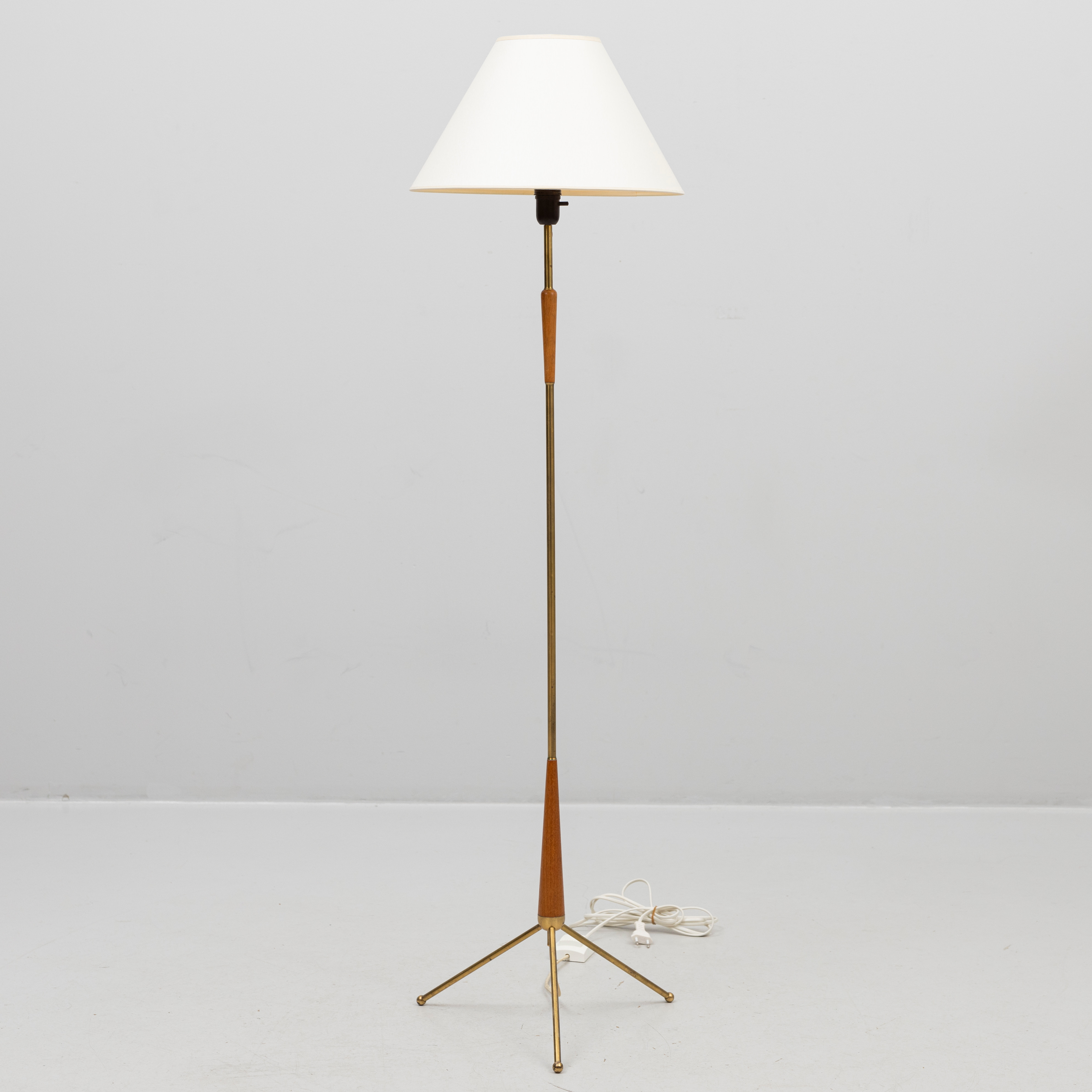 GOLVLAMPA, mässing och teak, troligen Möllers Armatur, 1900-talets mitt.