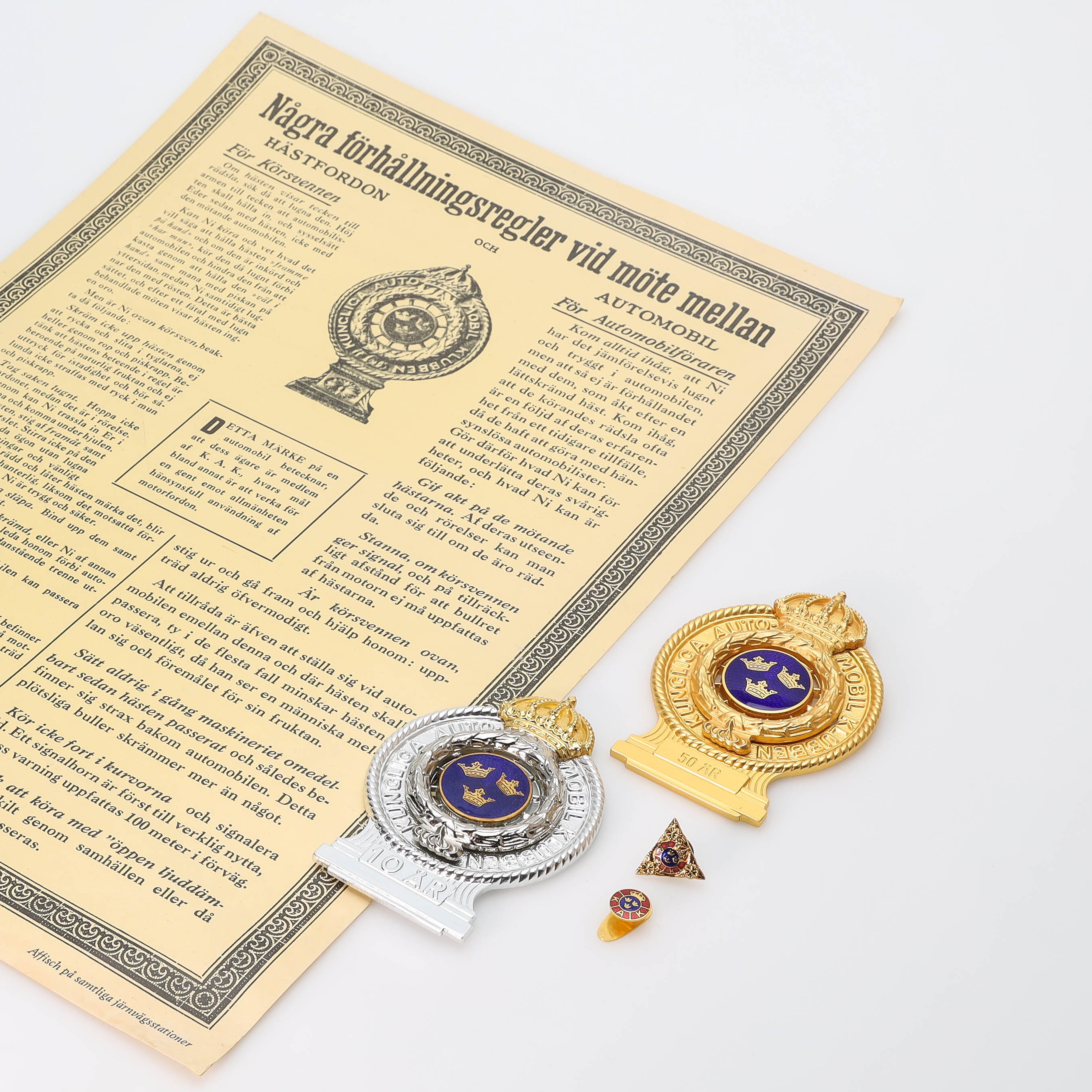 KYLARMÄRKEN, 2 st, emalj samt metall. 50 år samt 10 år, Kungliga Automobilklubben.