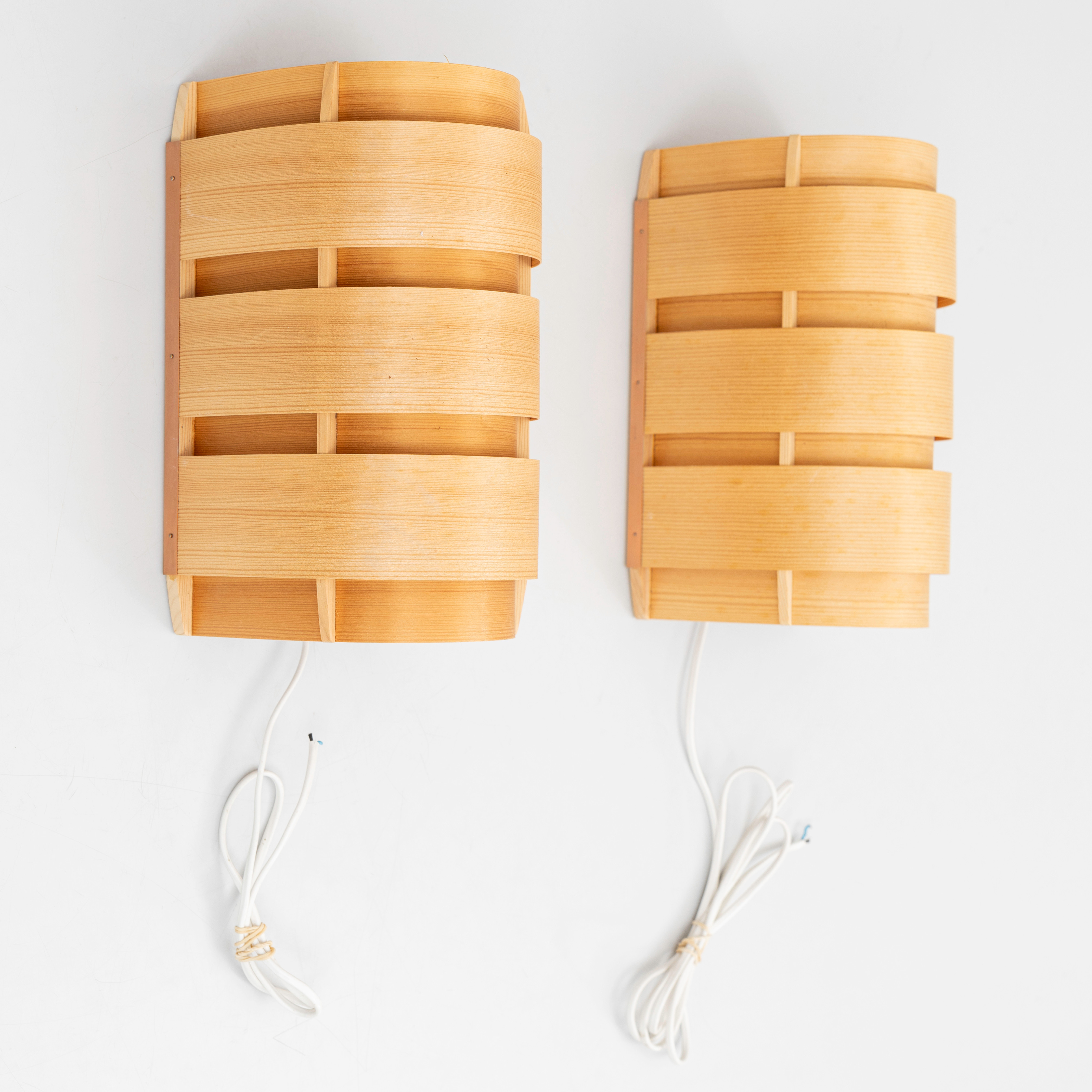 HANS-AGNE JAKOBSSON. 1 par vägglampor, spån & trä, modell 155, AB Ellysett, Markaryd, 1970-tal.