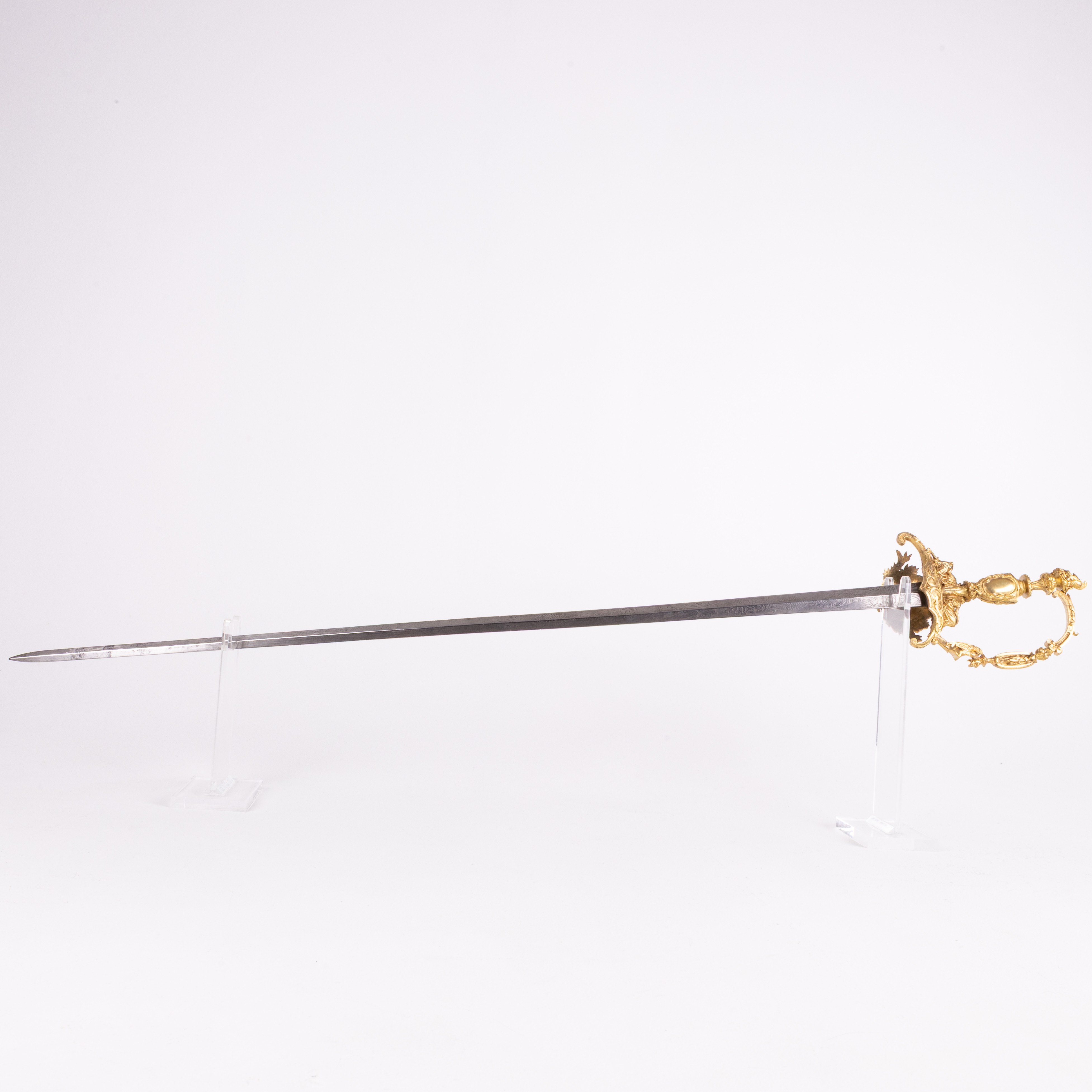 DRÄKTVÄRJA, med förgyllt fäste, Europa, 1800-tal.