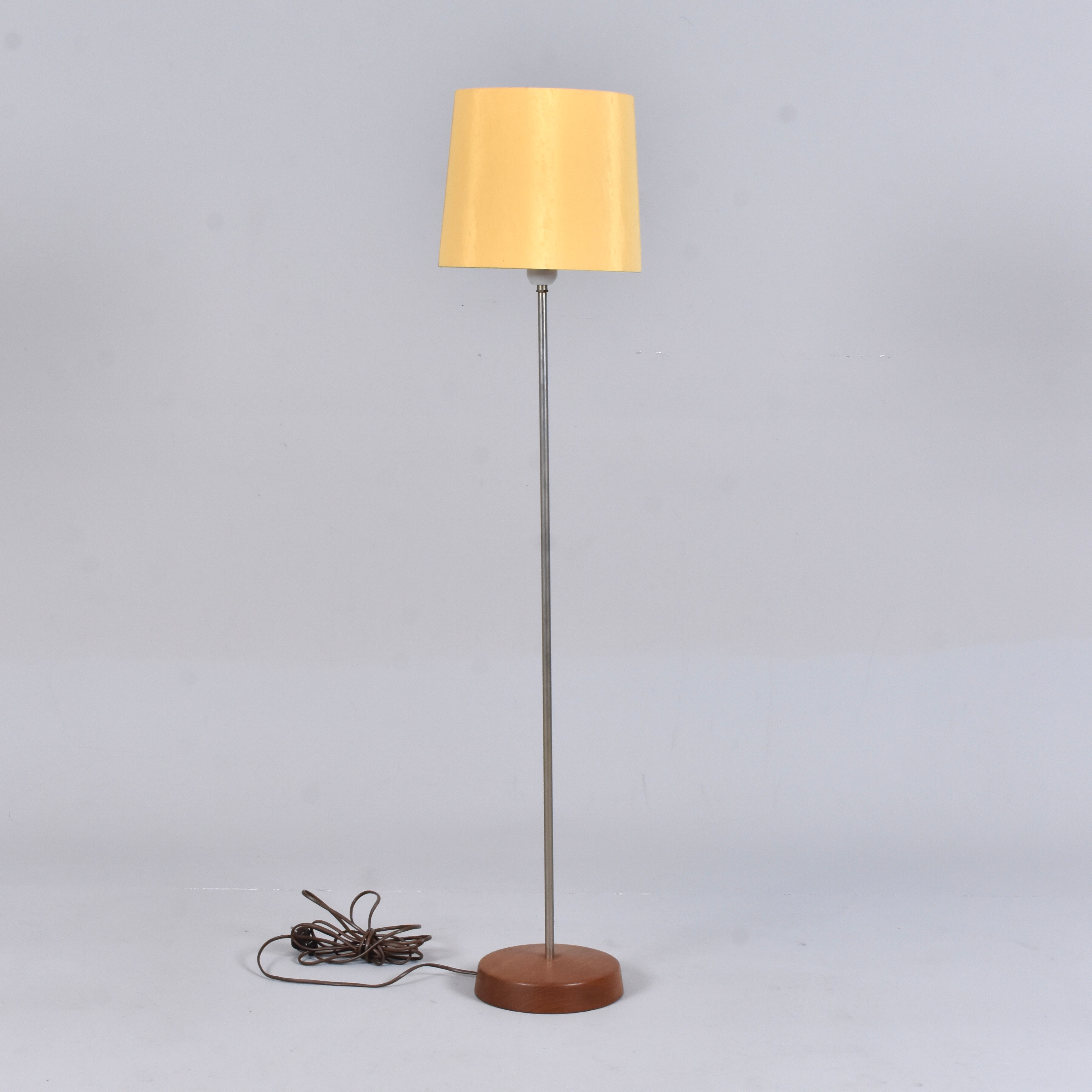 GOLVLAMPA, teak och metall.