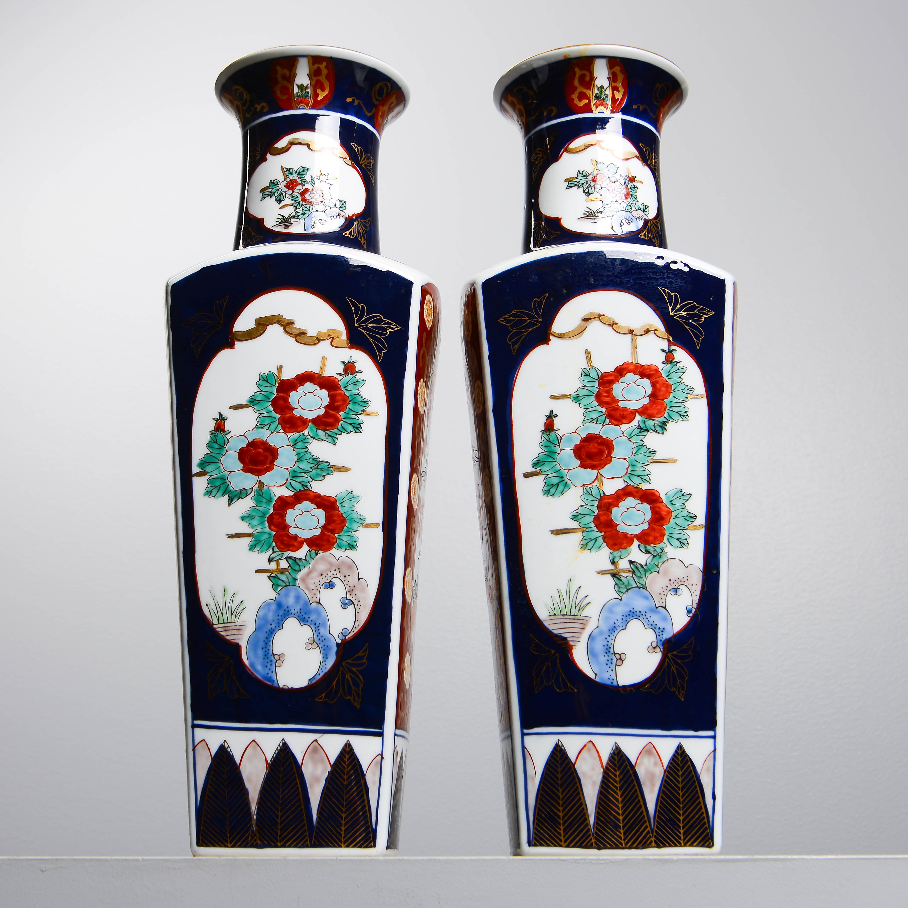 PARVASER, porslin, Kina, 1900-talet.