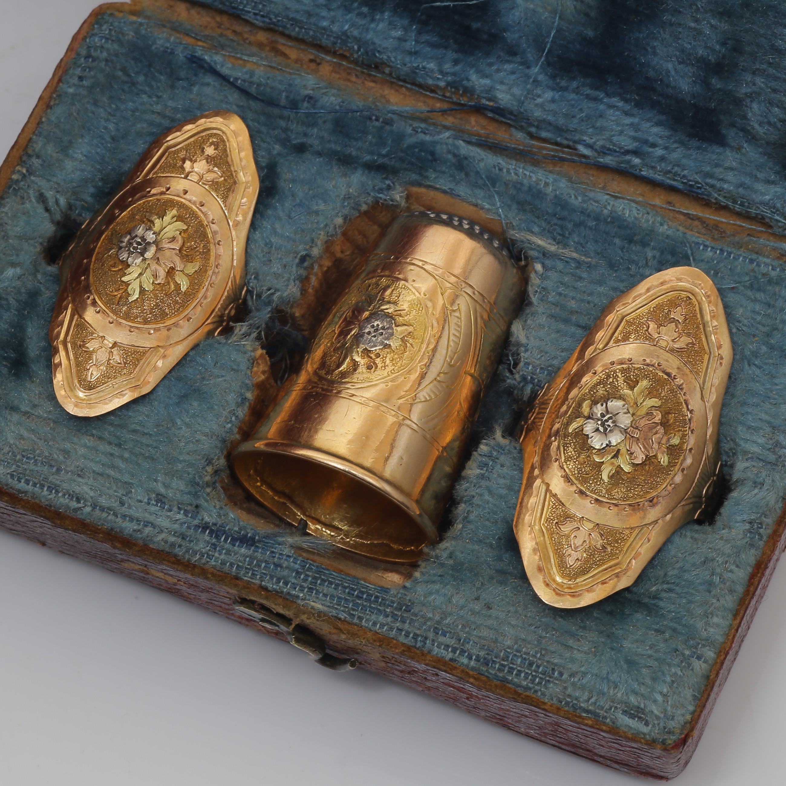 CARL TENGSTEDT (1819-1862), SYSET I 18K GULD, FINGERBORG MED 2 SYRINGAR I ORIGINALETUI, GÖTEBORG.