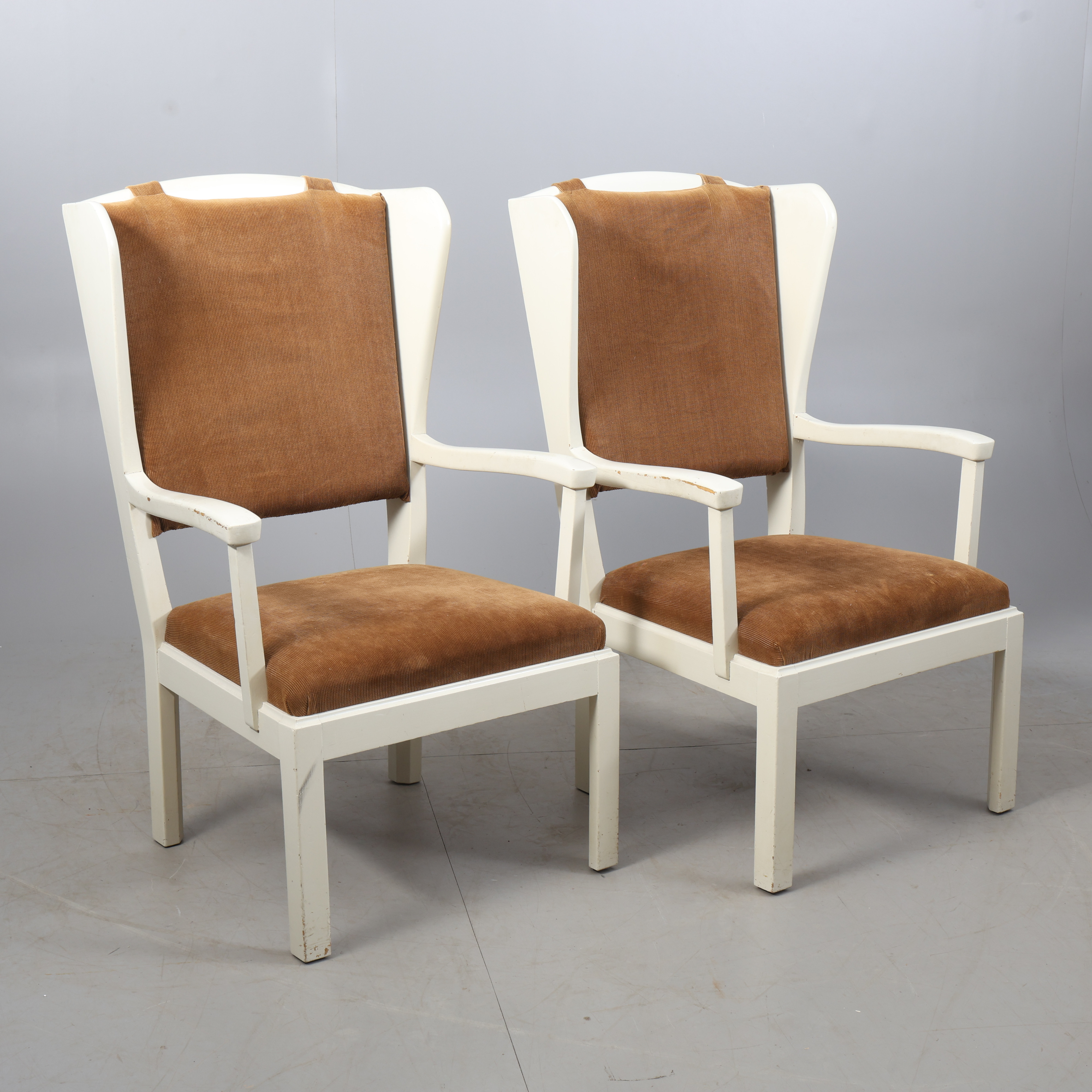 FÅTÖLJER, "öronlapp" 1 par, bemålat trä, manchester klädsel.