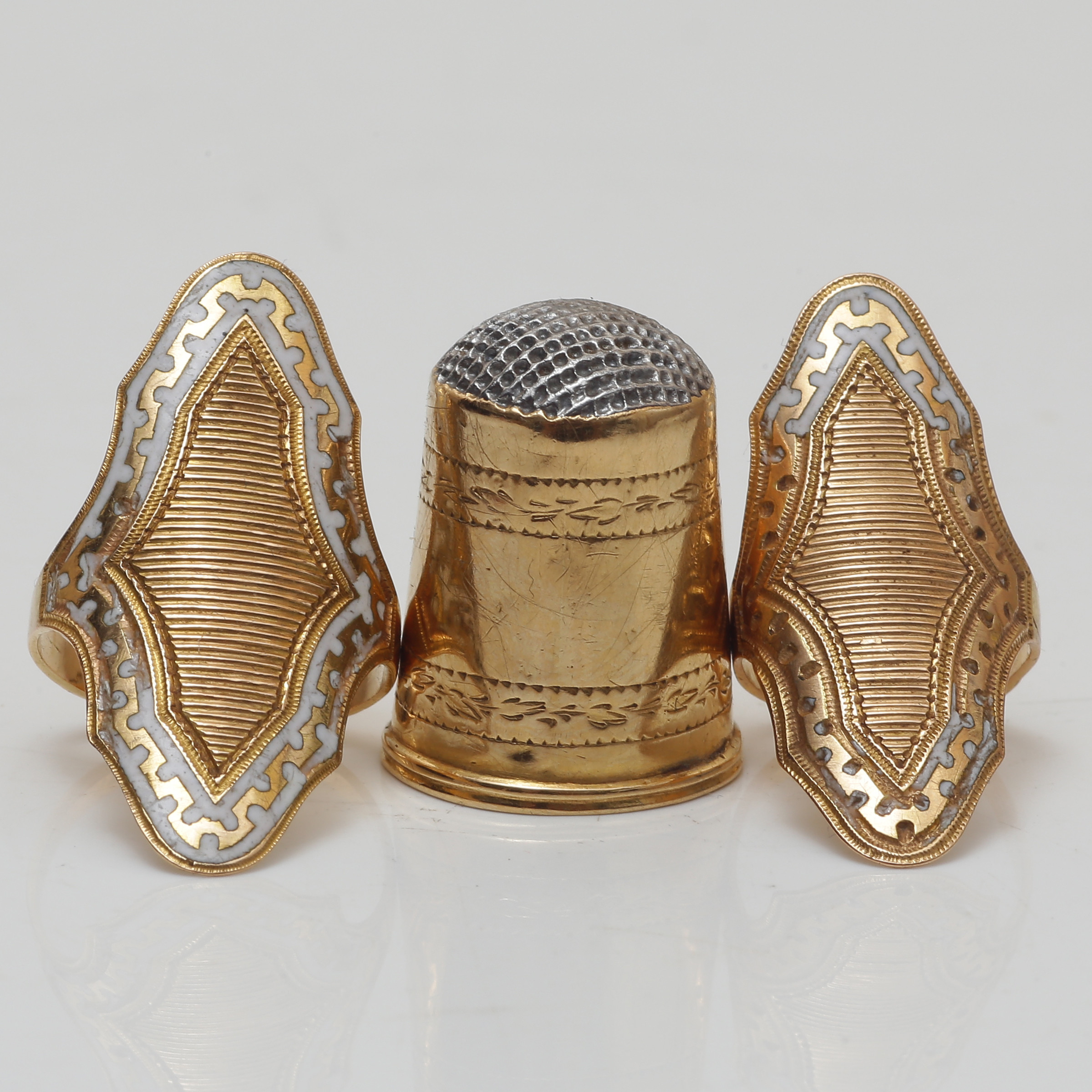 FRIEDRICH SILBER, 18K FINGERBORG SAMT 2 FINGERBORGSSKYDD I ORIGINALETUI, 18K GULD, 1803, KARLSKRONA.