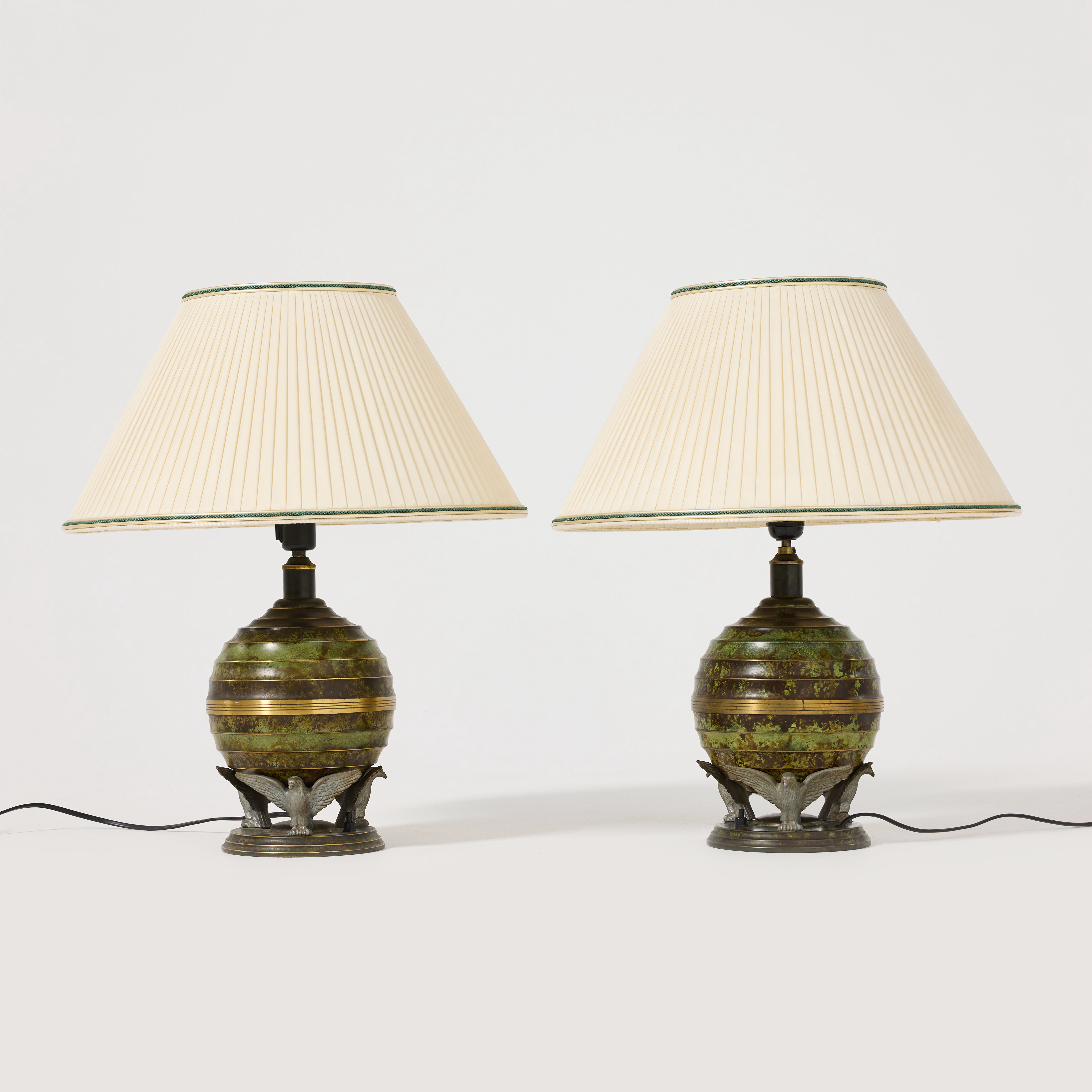 SVM HANDARBETE. TILLSKRIVEN. Bordslampor, ett par, 1930-tal, art deco, patinerad brons, med dekor av örnar.