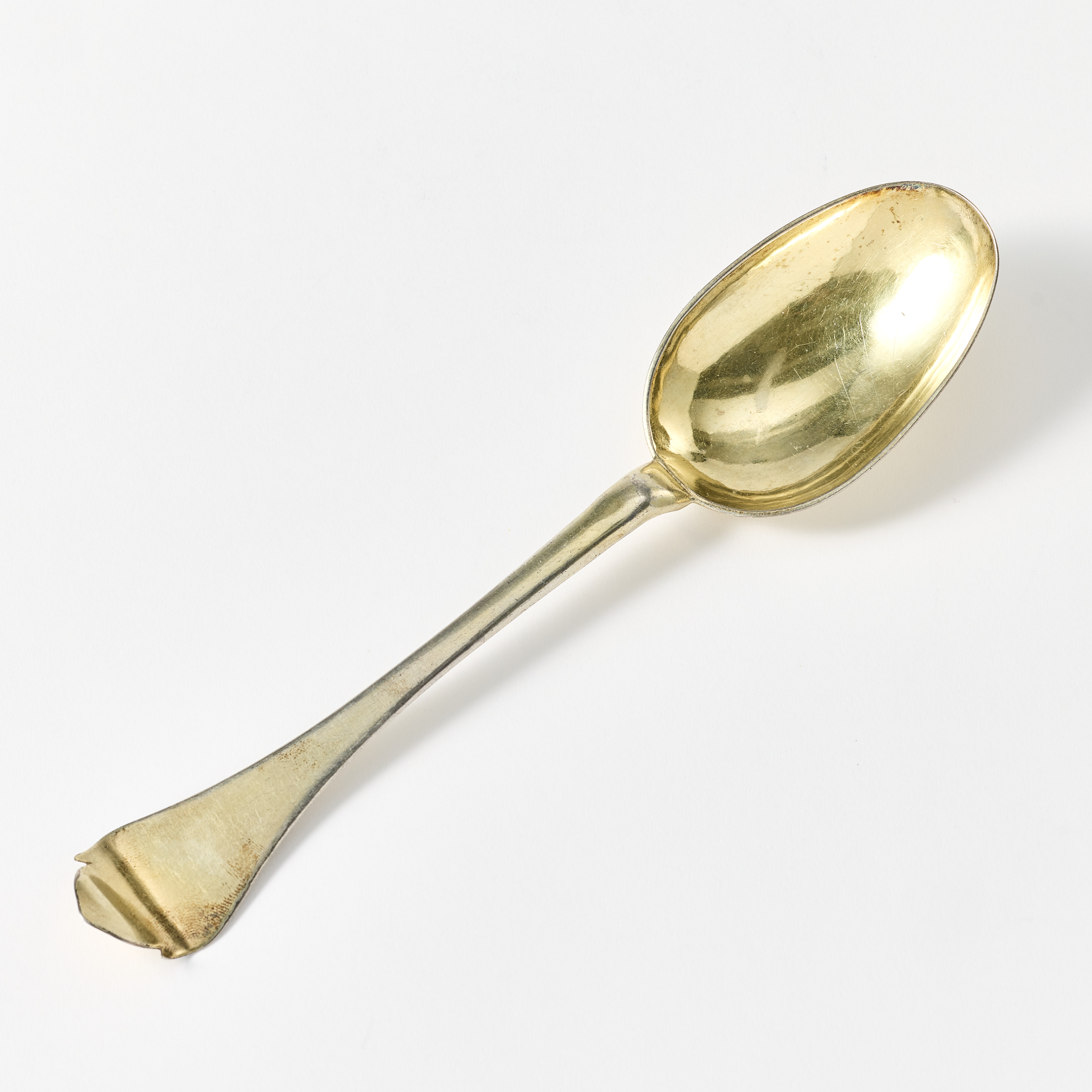 NILS NILSSON D Y BEHM. Råttsvanssked, förgyllt silver, (verksam i Linköping 1698-1720).